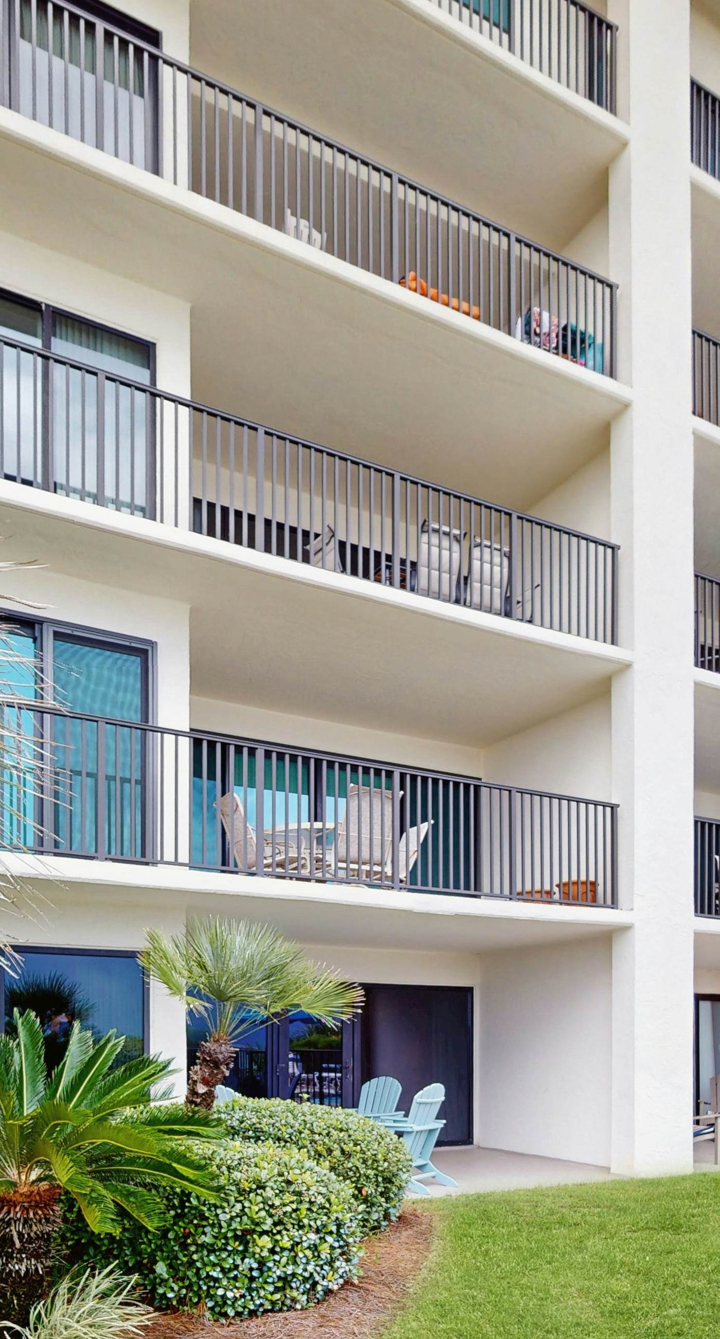 Cozy, Gulf-front home with 2 beach chairs - short distance to entertainment