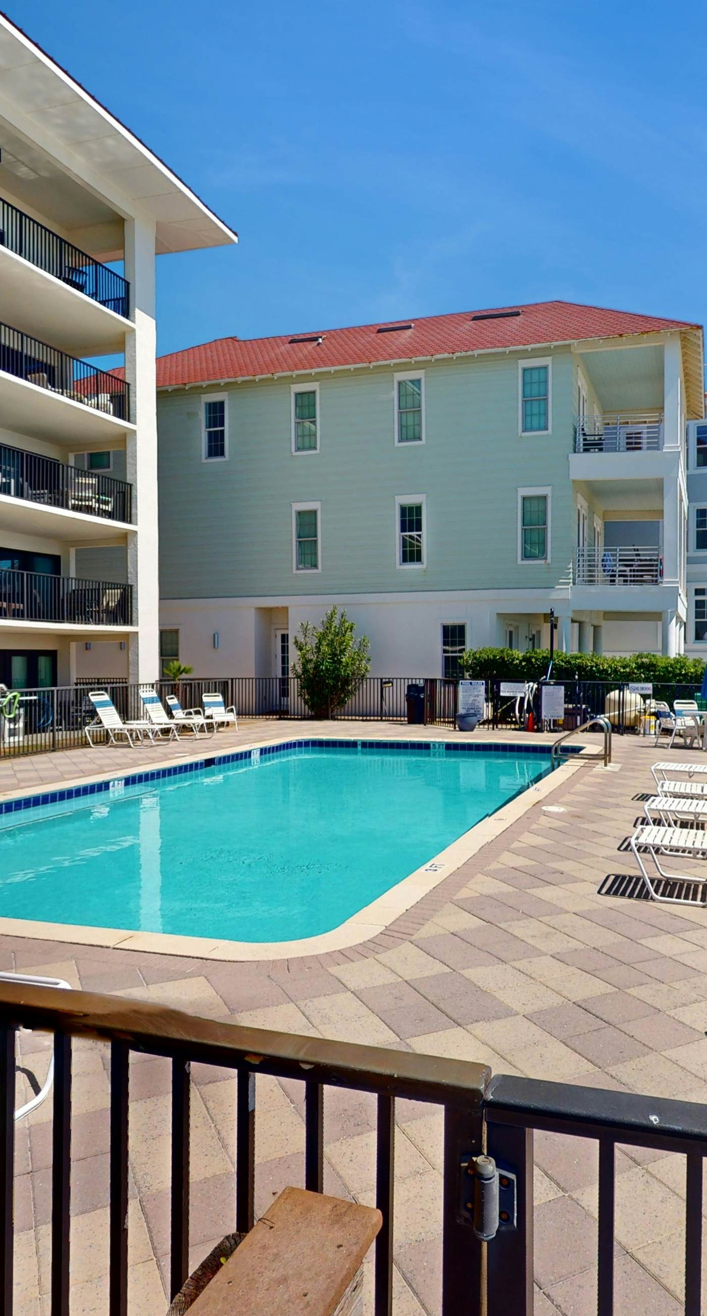 Cozy, Gulf-front home with 2 beach chairs - short distance to entertainment