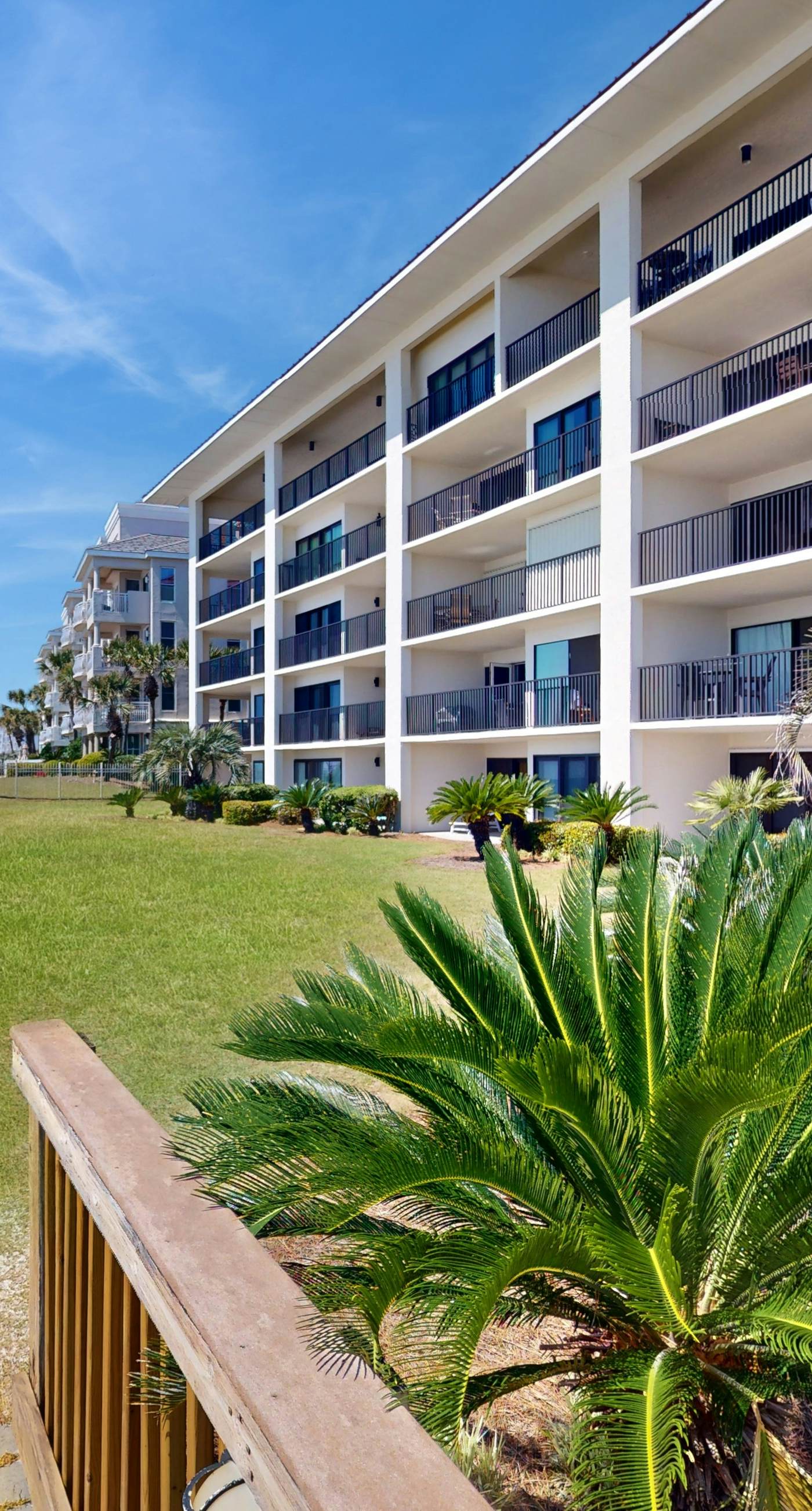 Cozy, Gulf-front home with 2 beach chairs - short distance to entertainment