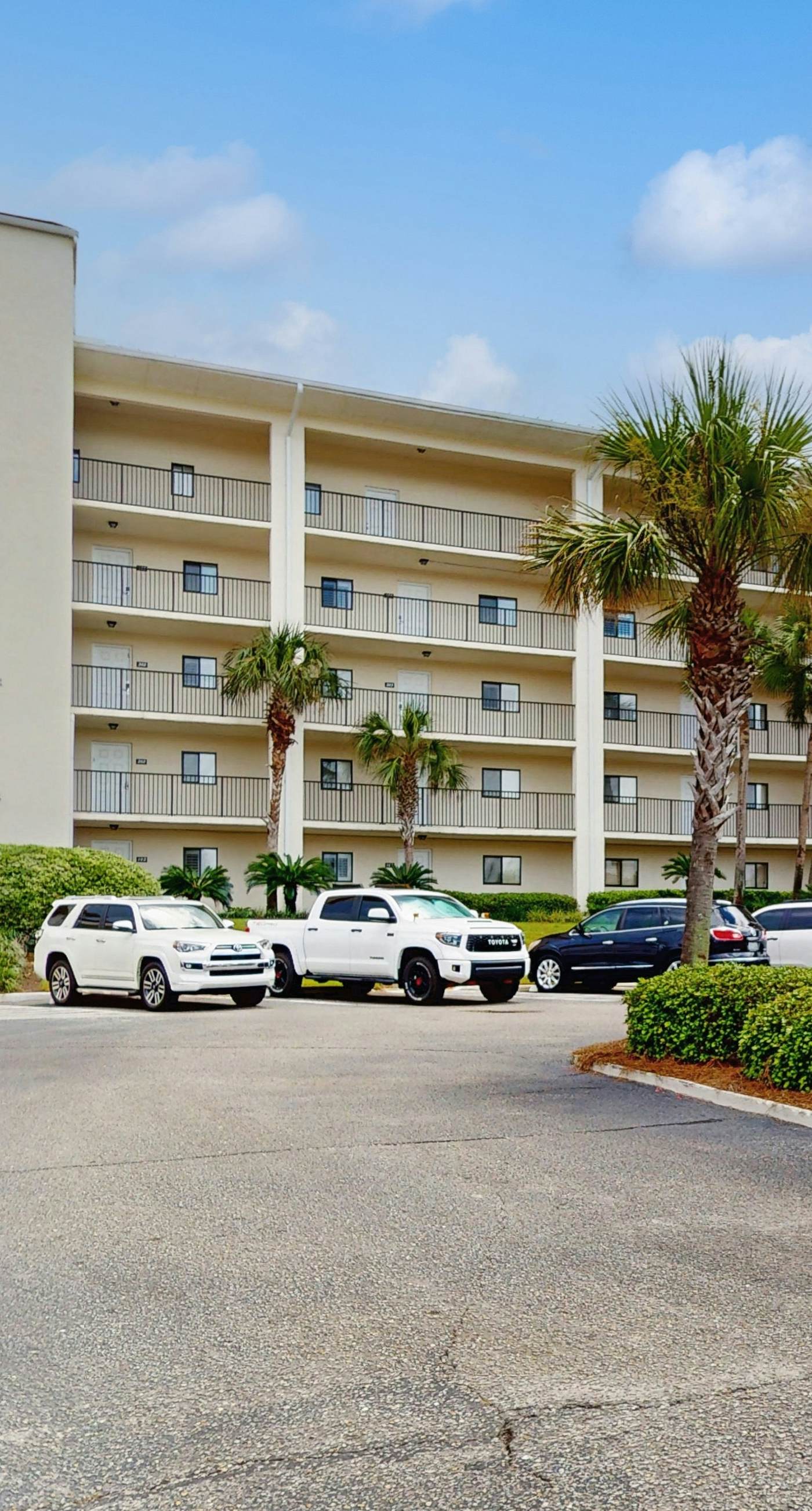 Cozy, Gulf-front home with 2 beach chairs - short distance to entertainment