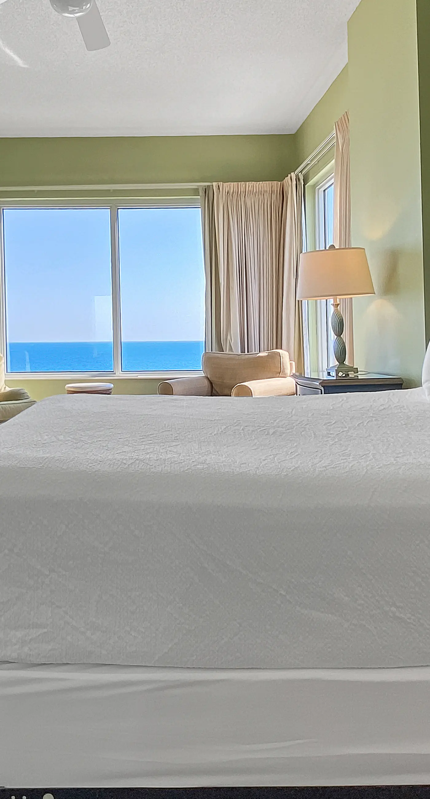 Comfortable unit, Breathtaking views, Quick walk to dining