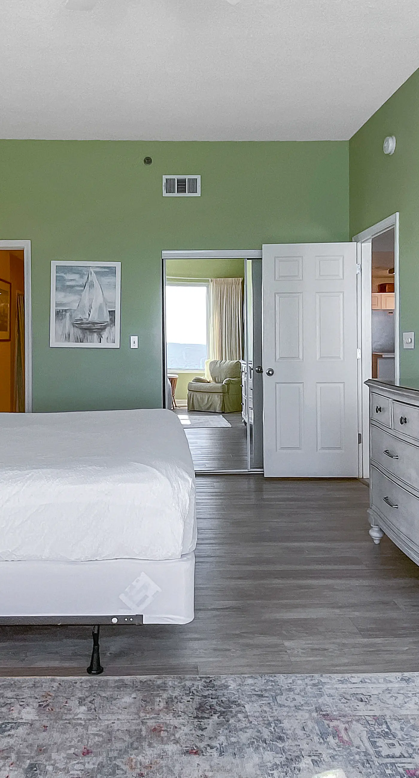 Comfortable unit, Breathtaking views, Quick walk to dining