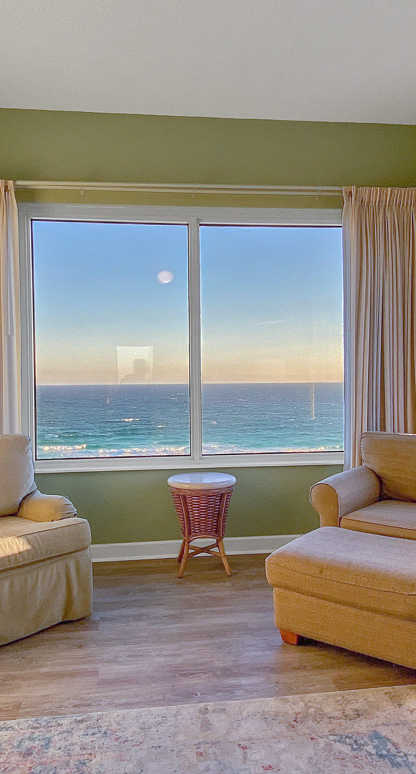 Comfortable unit, Breathtaking views, Quick walk to dining