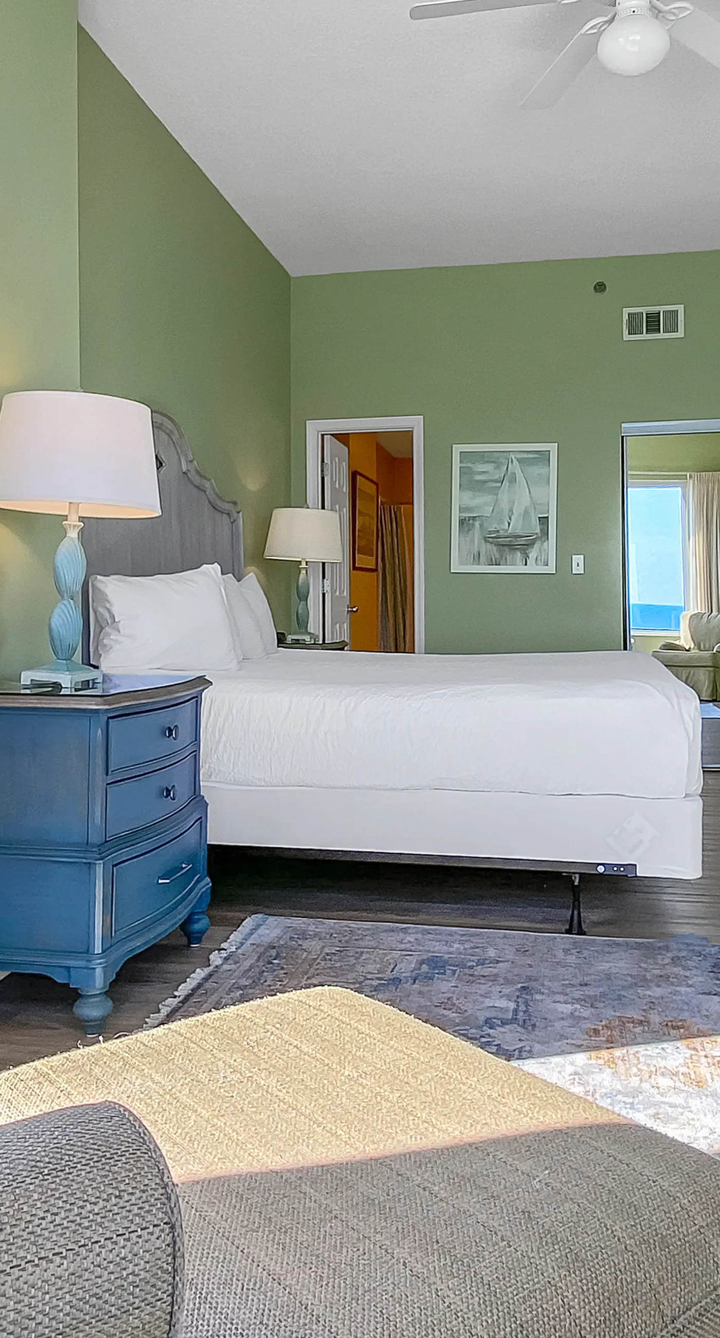 Comfortable unit, Breathtaking views, Quick walk to dining