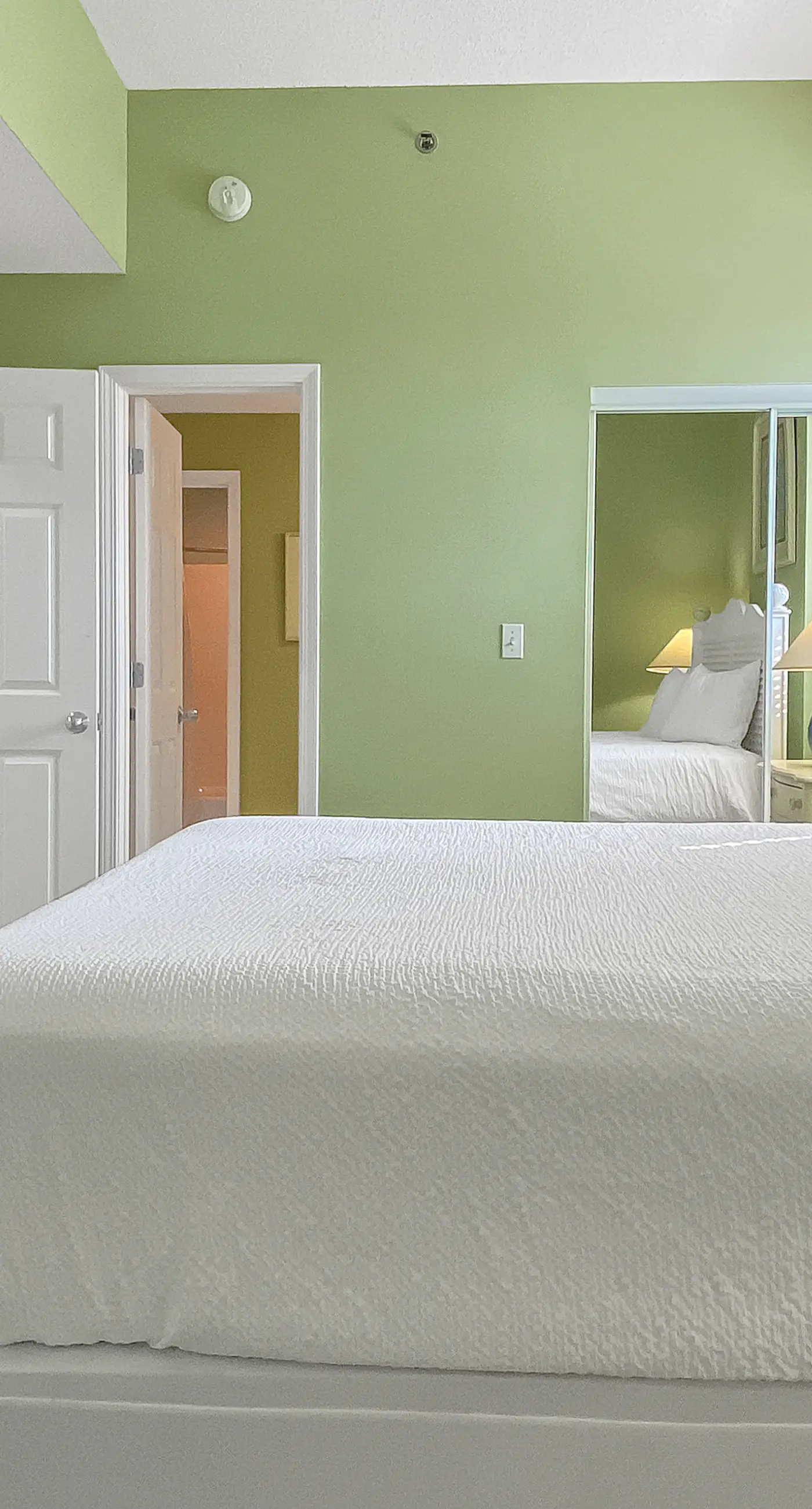 Comfortable unit, Breathtaking views, Quick walk to dining