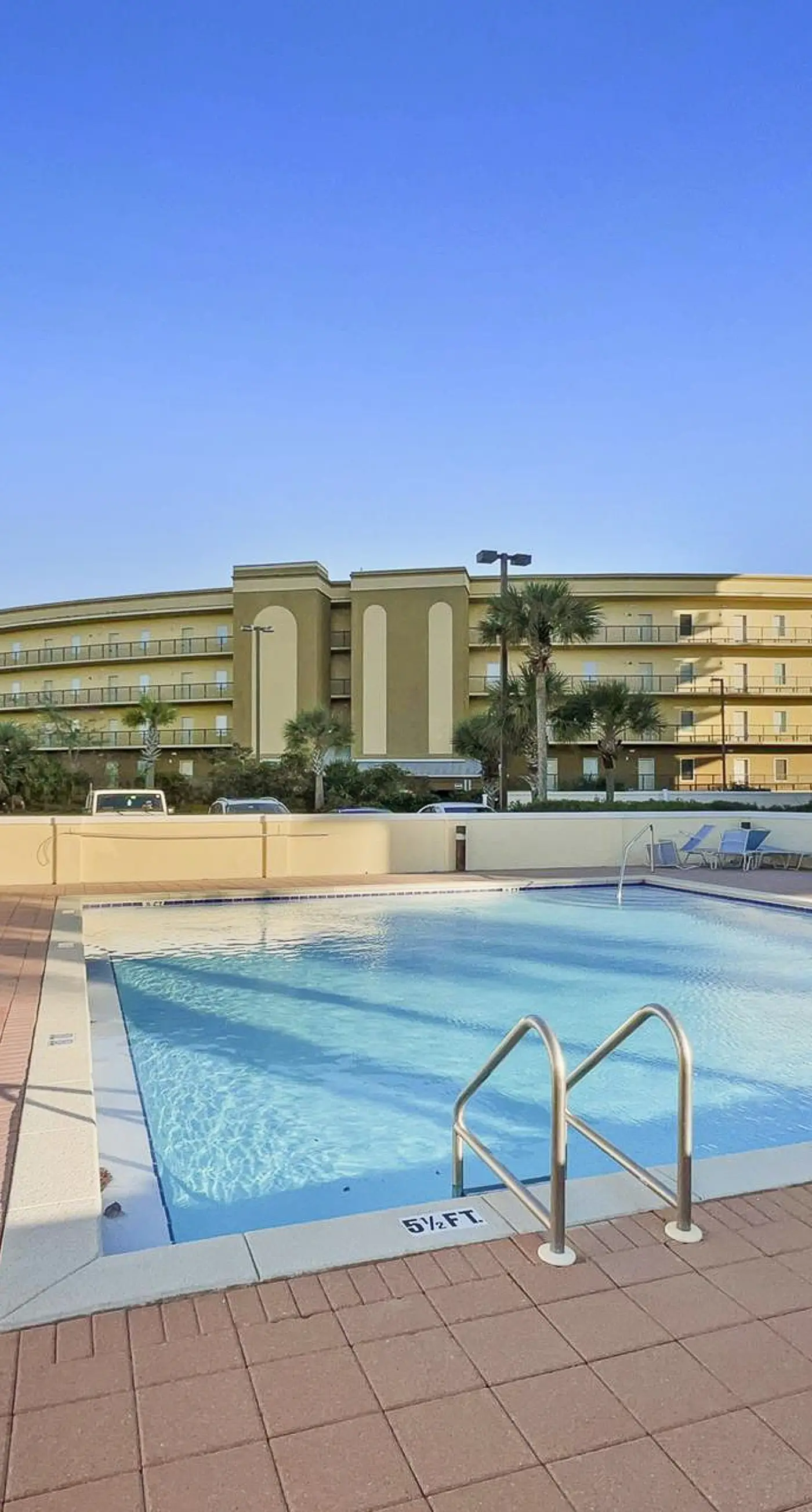 Comfortable unit, Breathtaking views, Quick walk to dining