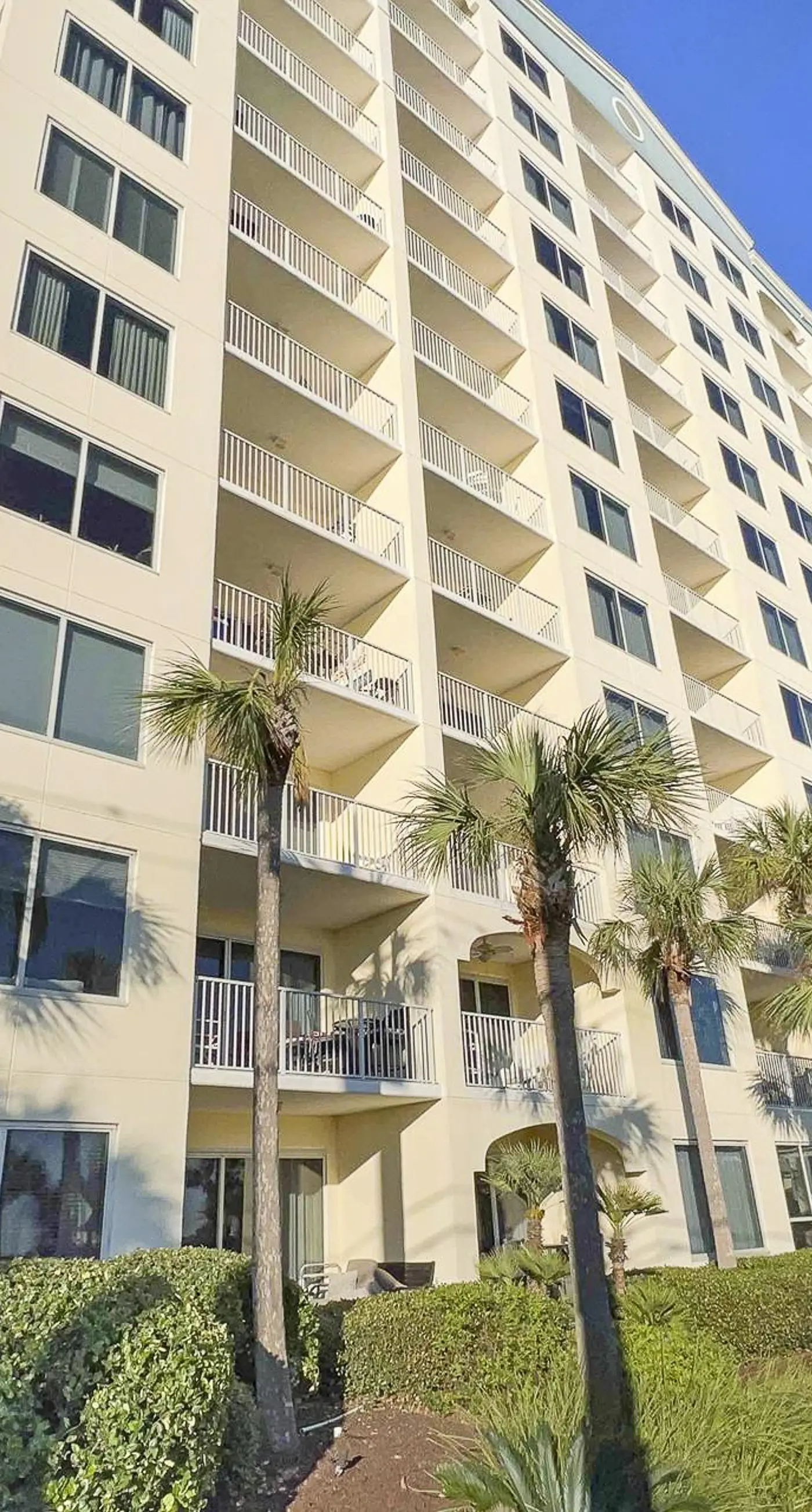 Comfortable unit, Breathtaking views, Quick walk to dining