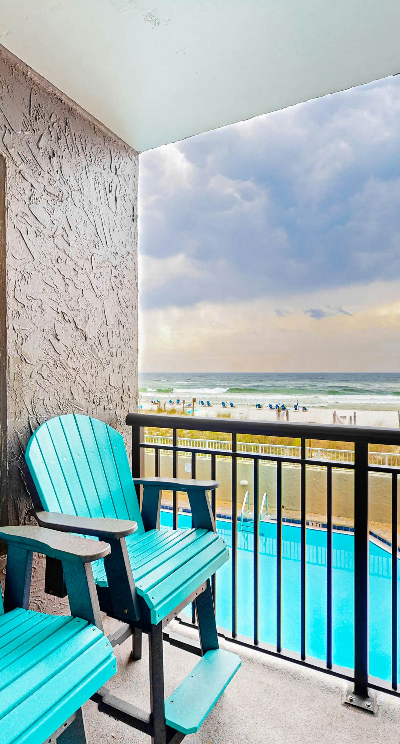 Island Echos 2L. Cozy Gulf-front condo with 2 beach chairs - short distance to entertainment