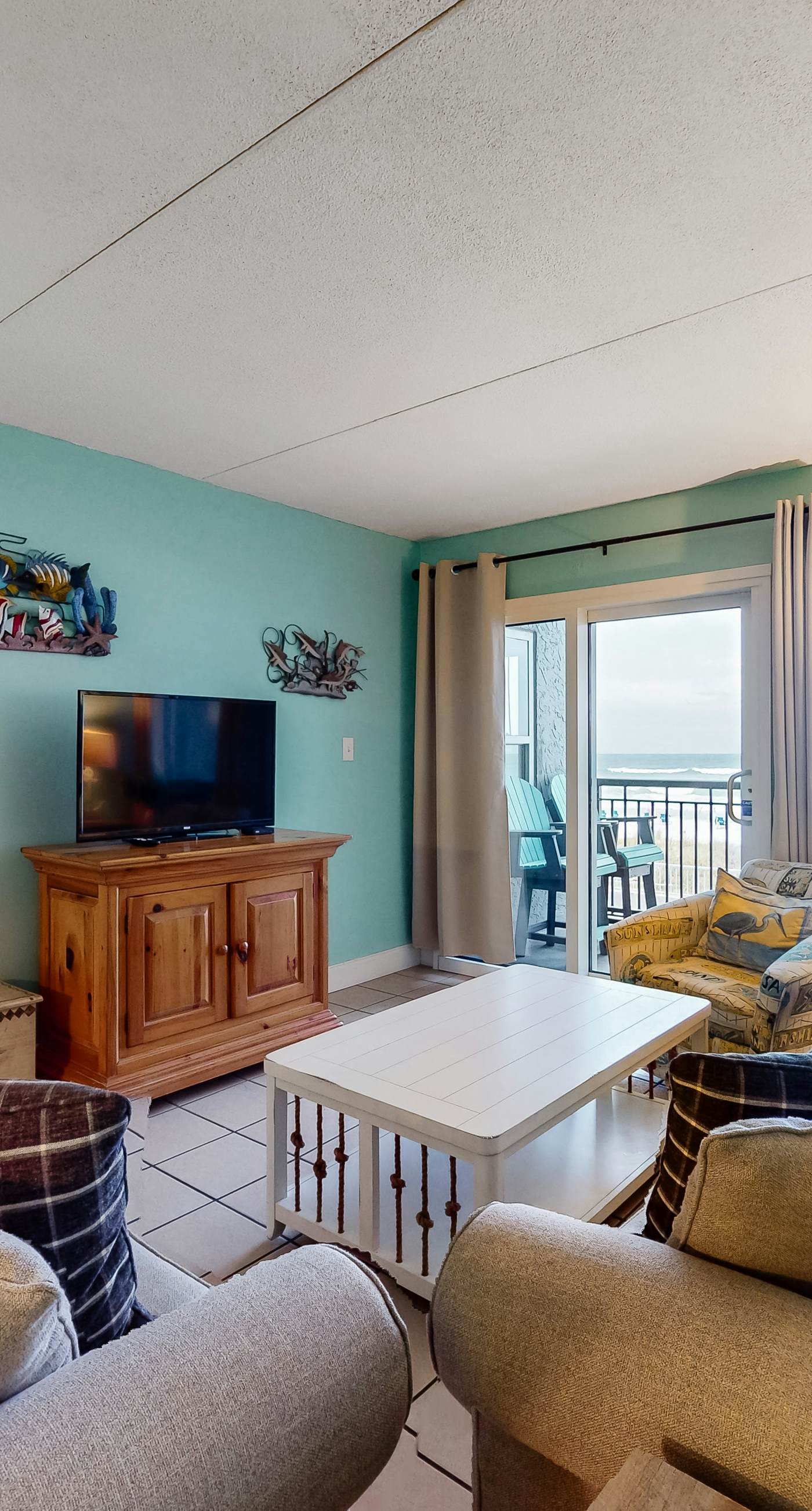 Island Echos 2L. Cozy Gulf-front condo with 2 beach chairs - short distance to entertainment