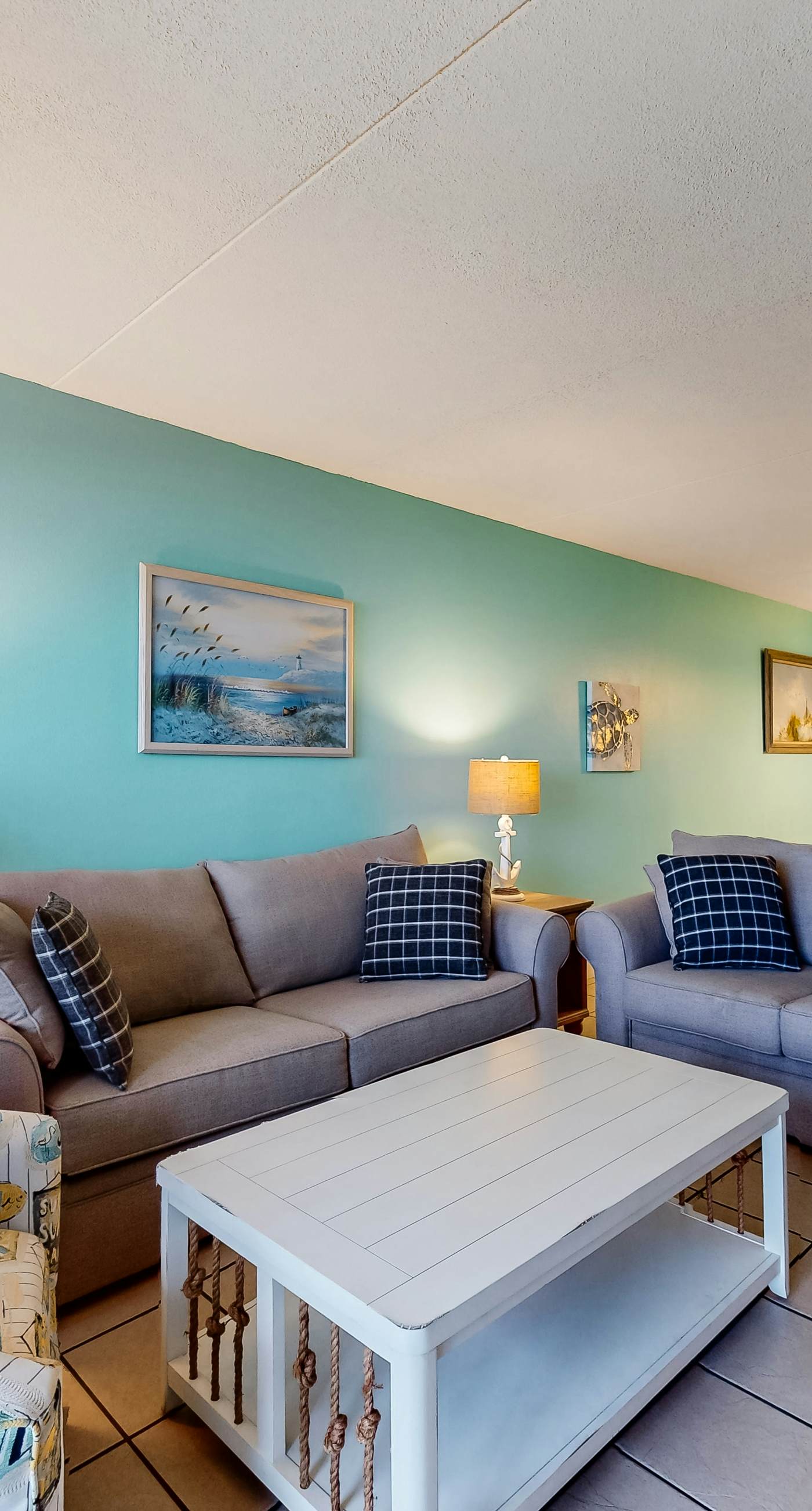 Island Echos 2L. Cozy Gulf-front condo with 2 beach chairs - short distance to entertainment