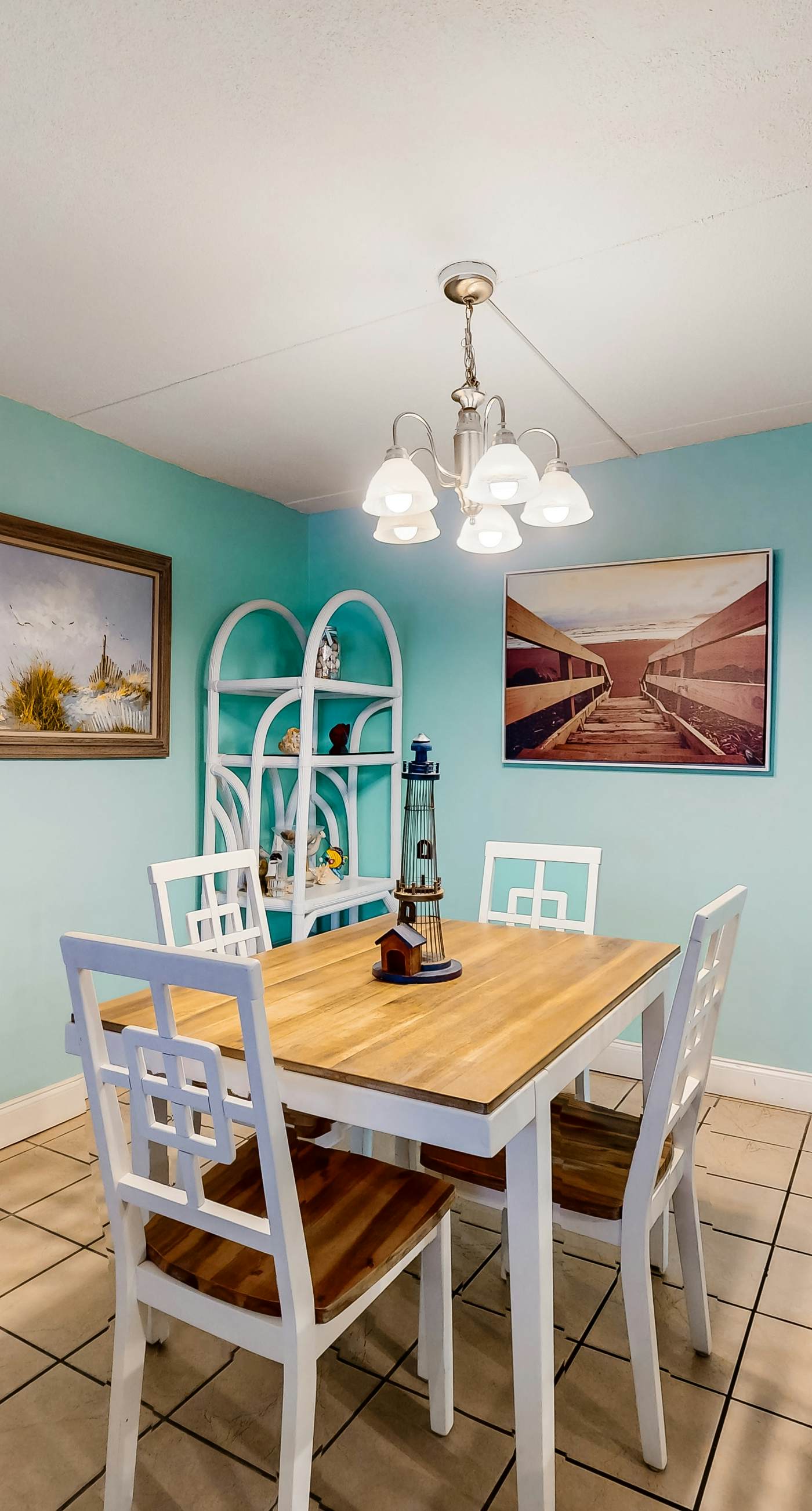 Island Echos 2L. Cozy Gulf-front condo with 2 beach chairs - short distance to entertainment