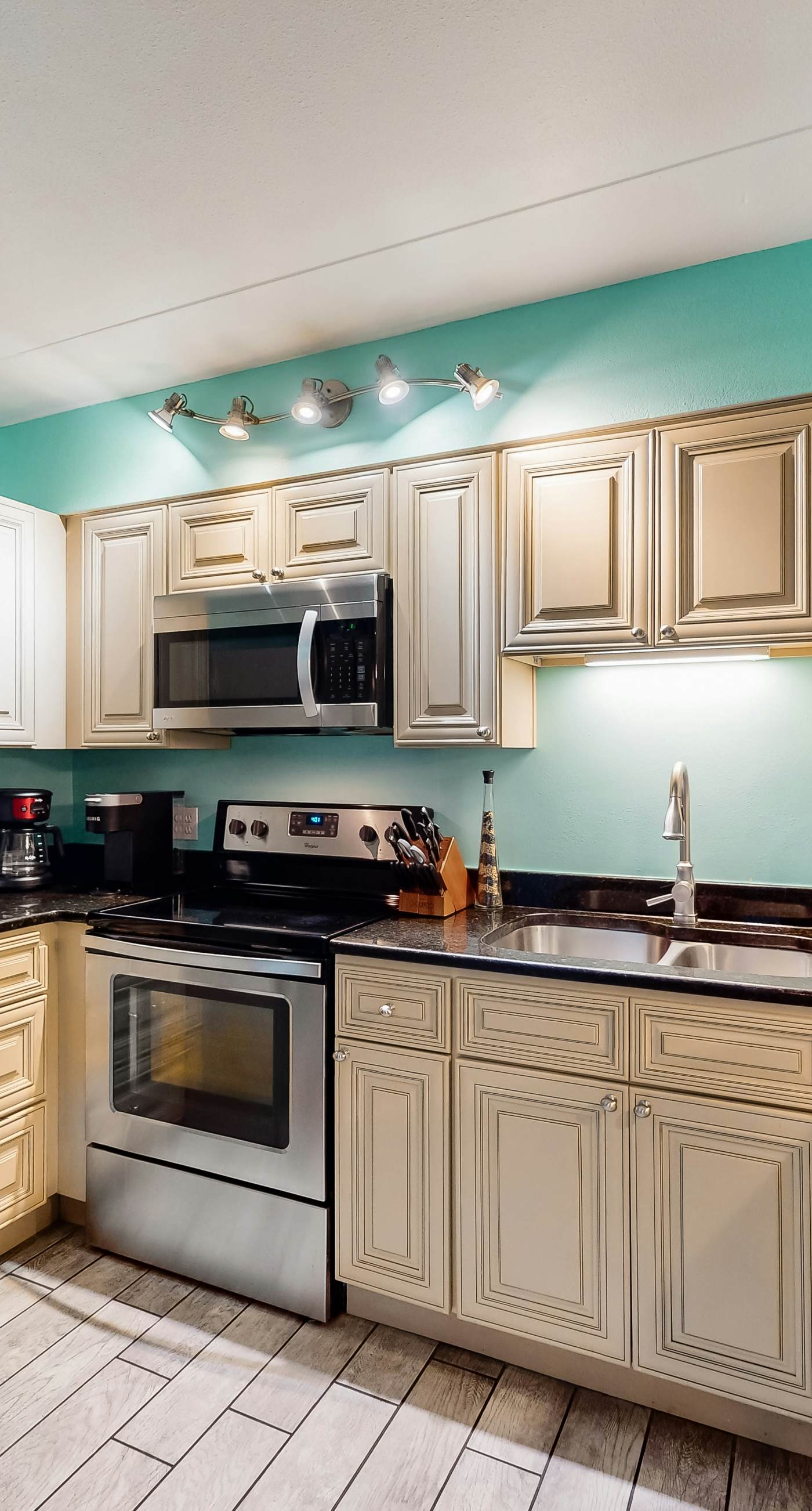 Island Echos 2L. Cozy Gulf-front condo with 2 beach chairs - short distance to entertainment