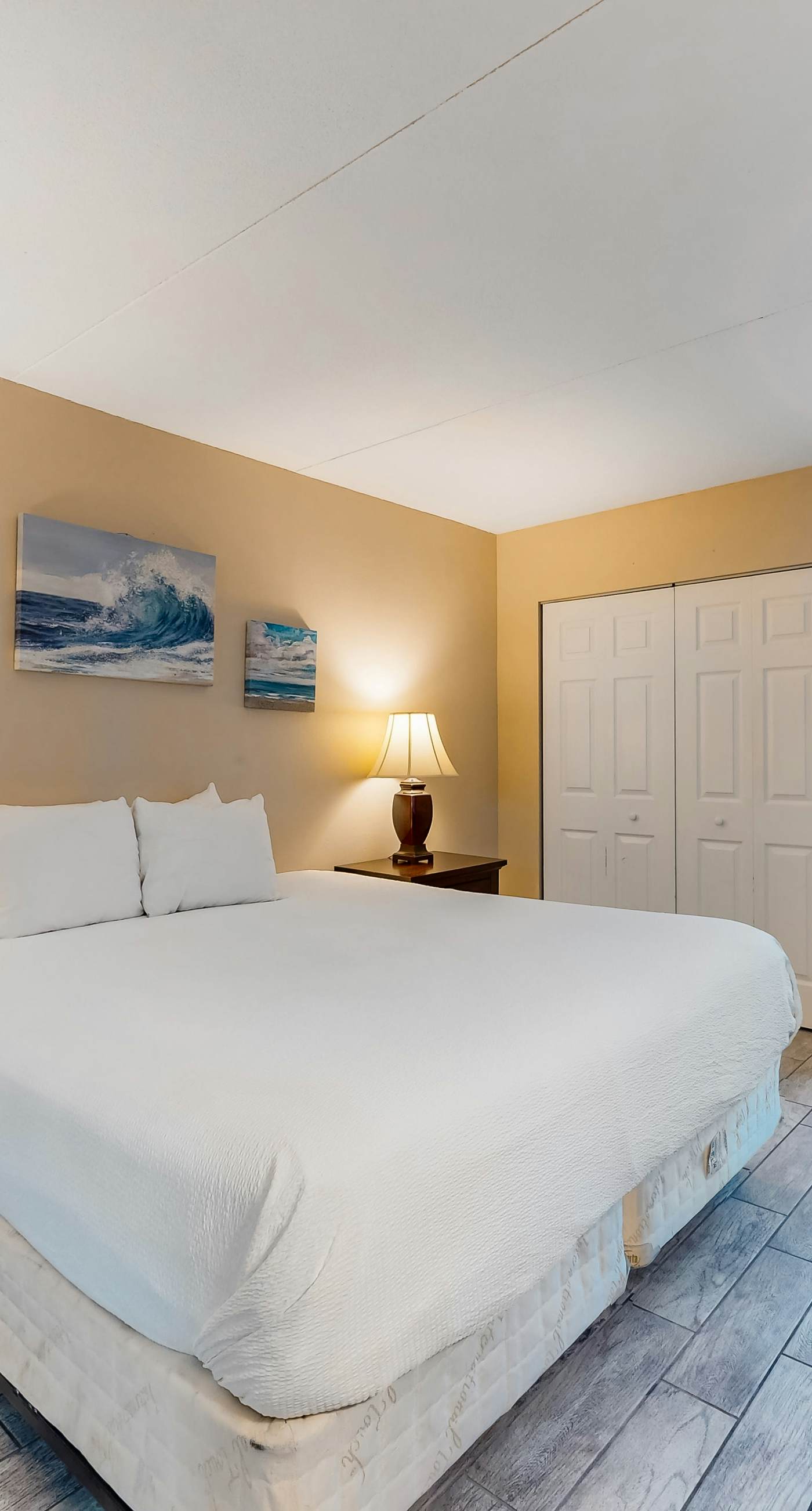 Island Echos 2L. Cozy Gulf-front condo with 2 beach chairs - short distance to entertainment