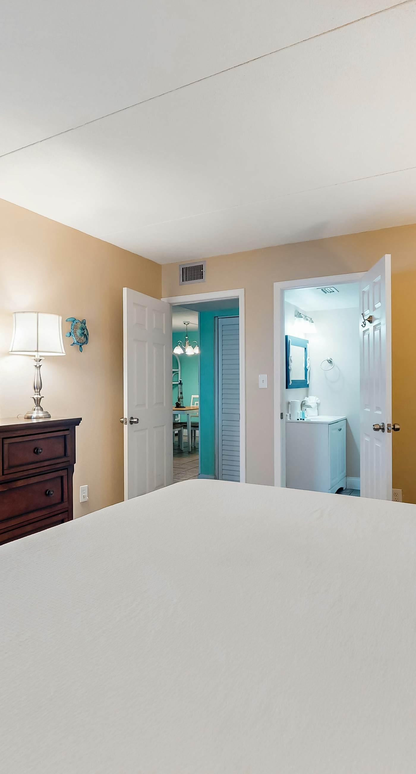 Island Echos 2L. Cozy Gulf-front condo with 2 beach chairs - short distance to entertainment