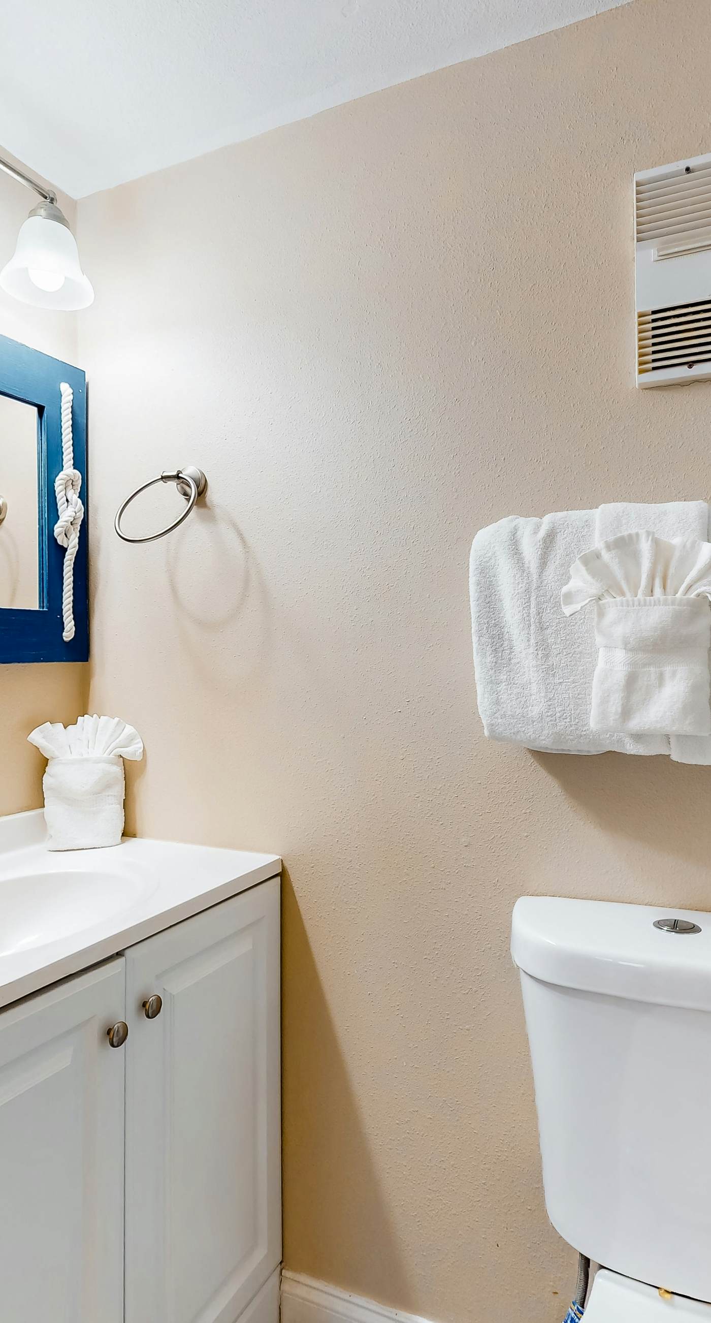 Island Echos 2L. Cozy Gulf-front condo with 2 beach chairs - short distance to entertainment