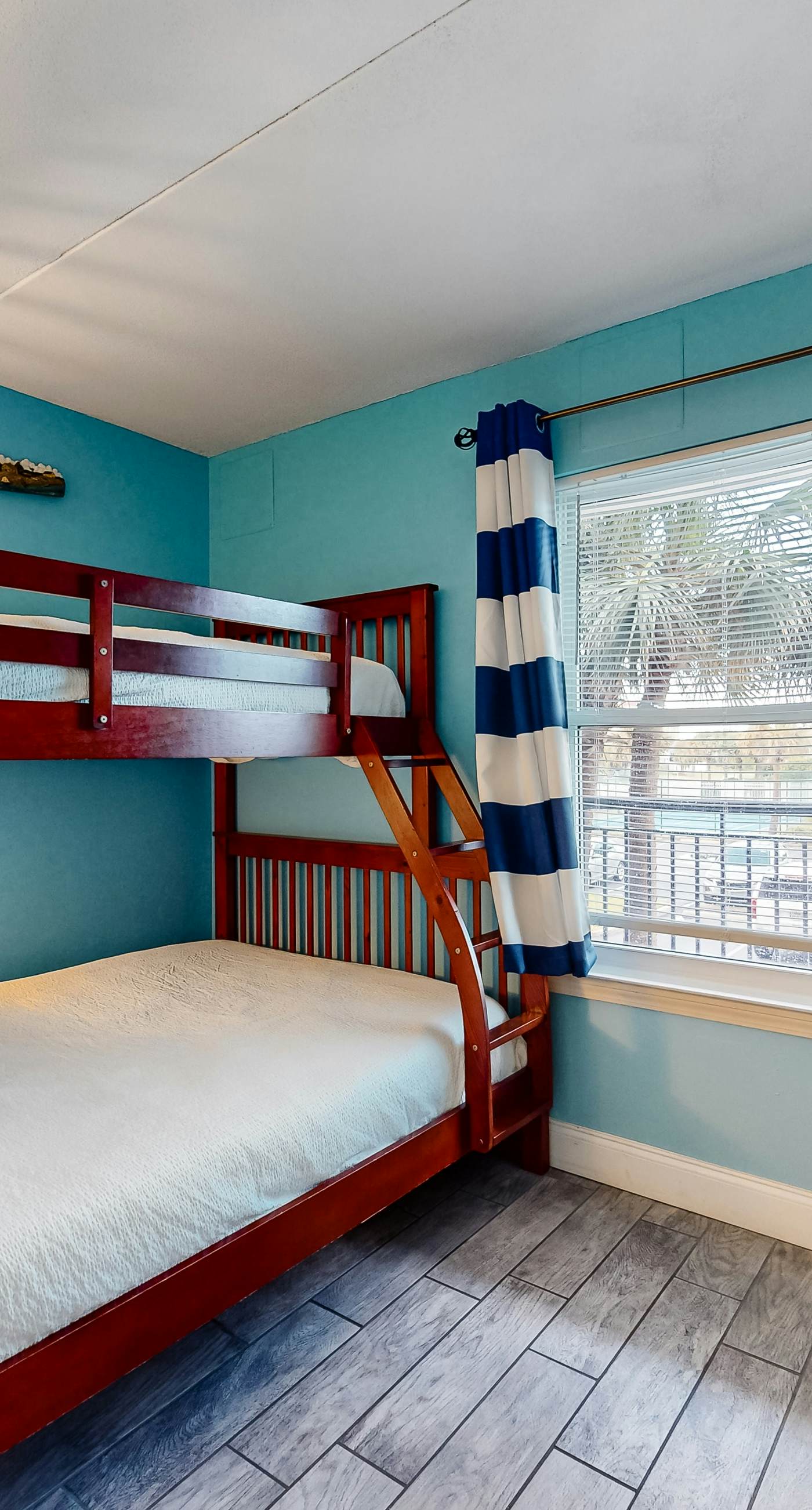 Island Echos 2L. Cozy Gulf-front condo with 2 beach chairs - short distance to entertainment