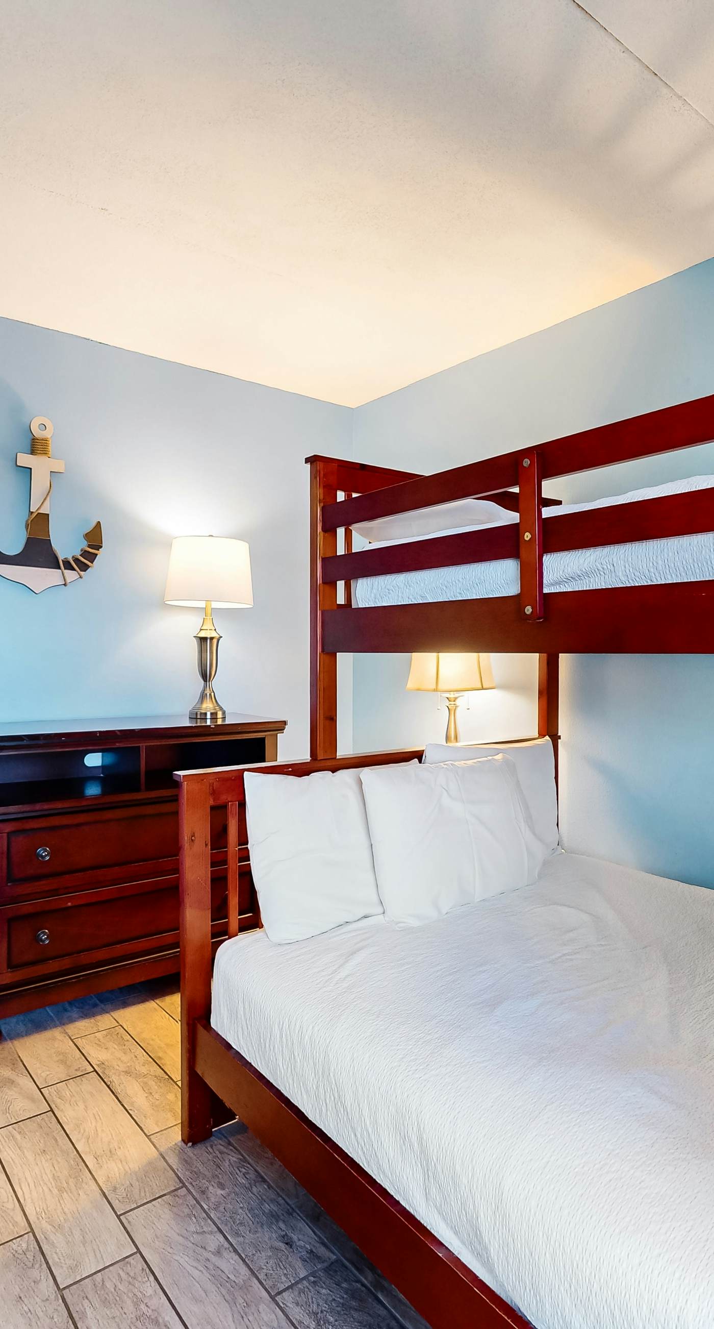 Island Echos 2L. Cozy Gulf-front condo with 2 beach chairs - short distance to entertainment