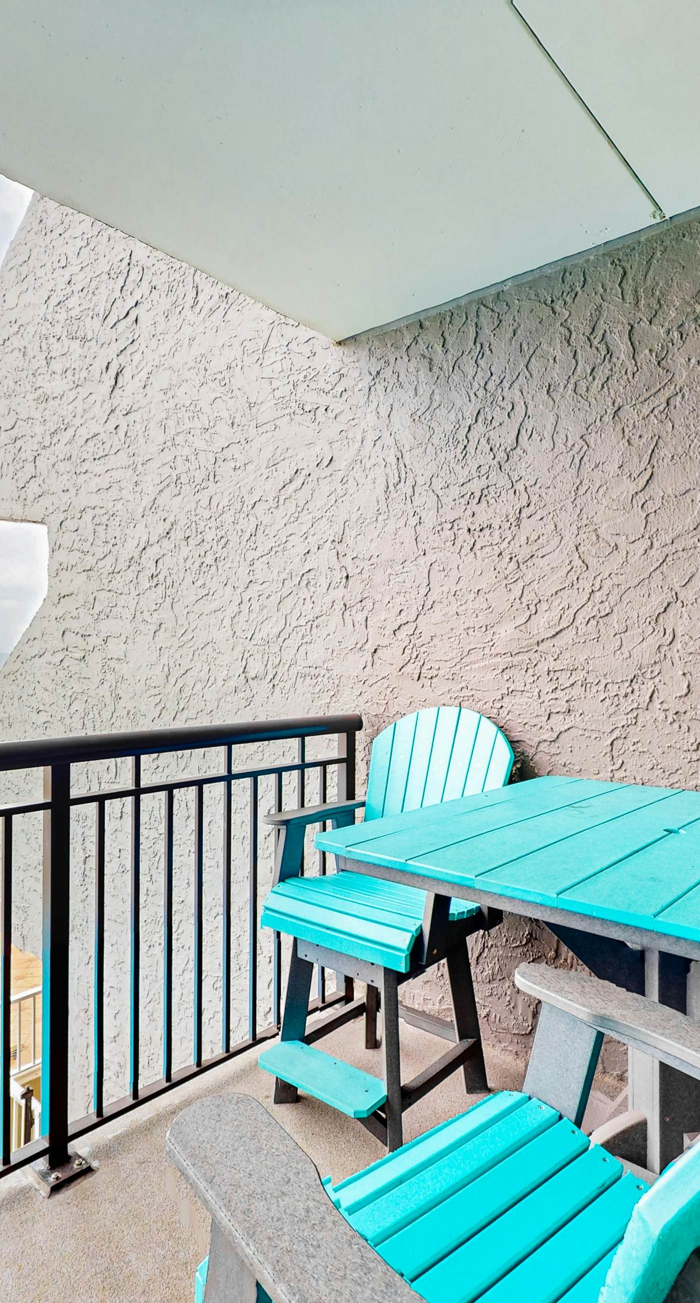 Island Echos 2L. Cozy Gulf-front condo with 2 beach chairs - short distance to entertainment