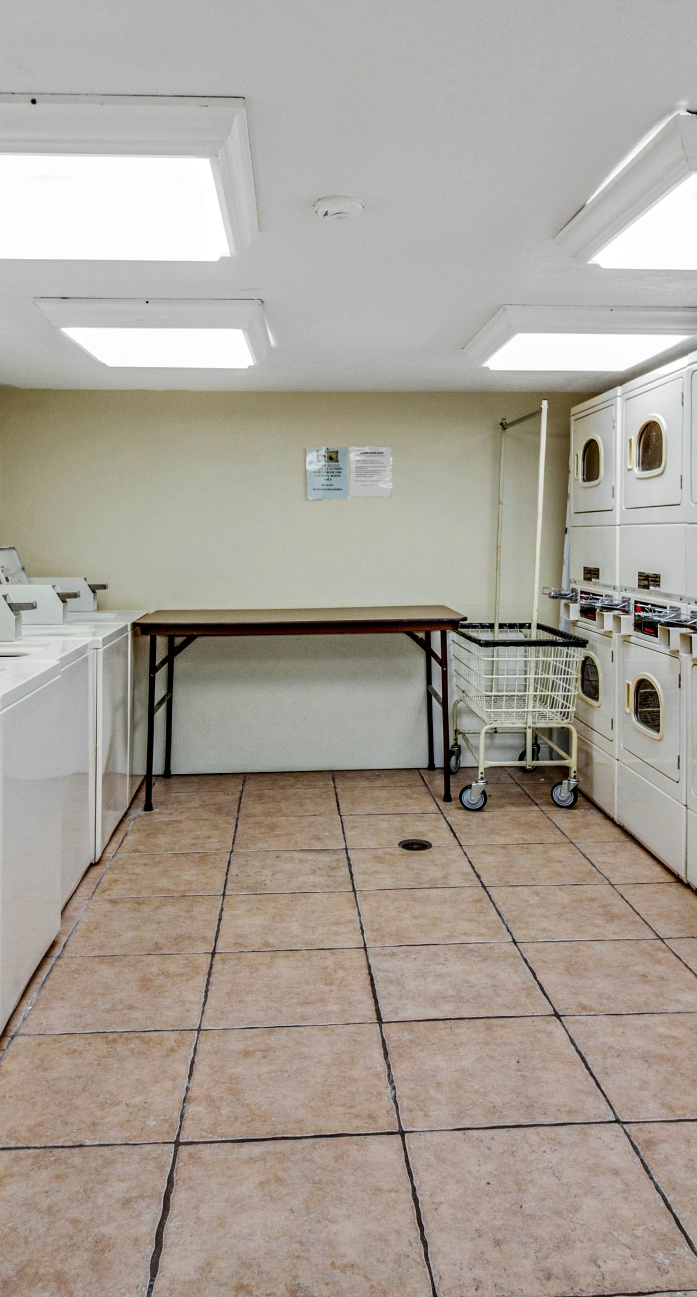 Island Echos 2L. Cozy Gulf-front condo with 2 beach chairs - short distance to entertainment