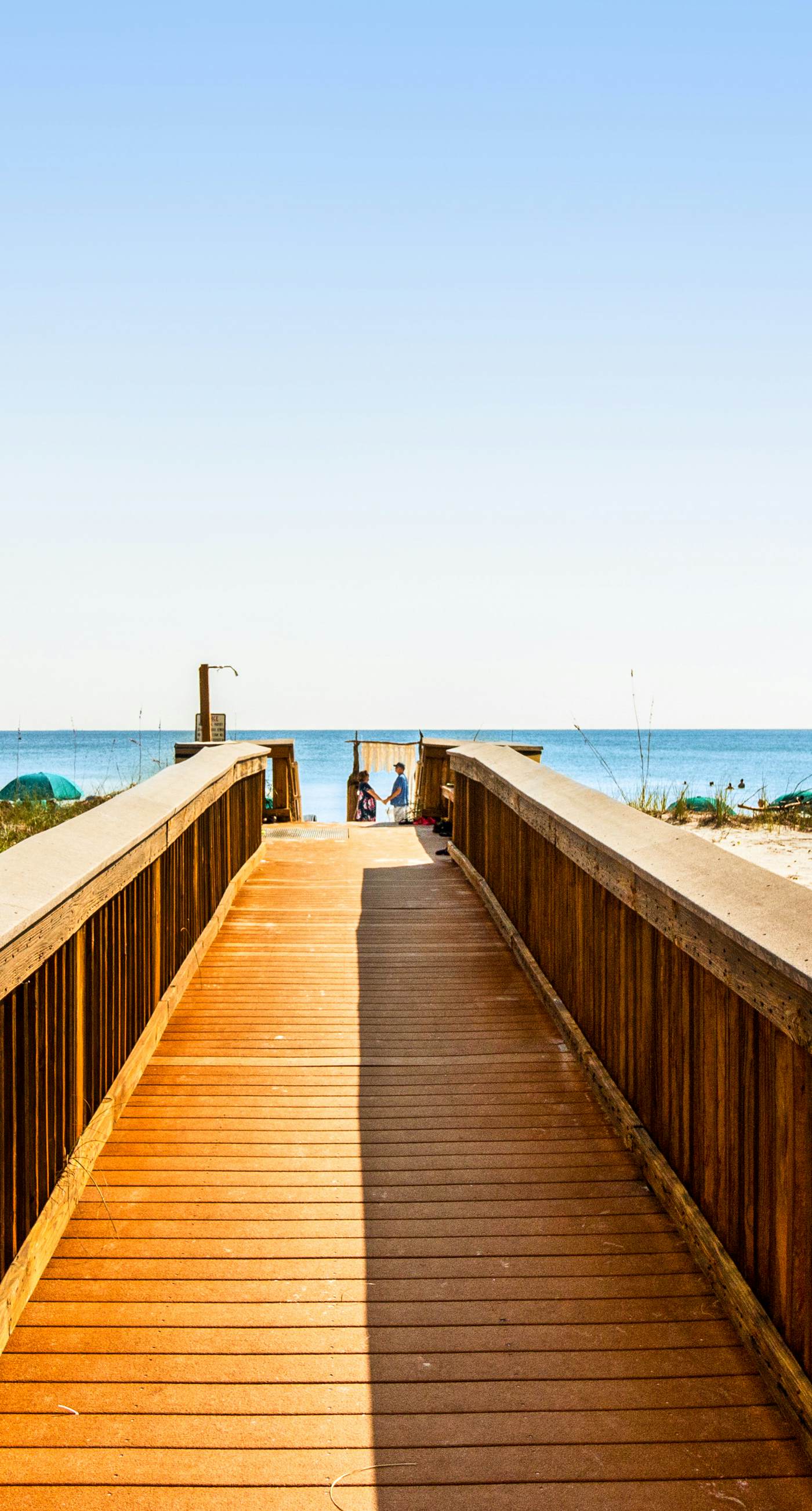 Island Echos 2L. Cozy Gulf-front condo with 2 beach chairs - short distance to entertainment