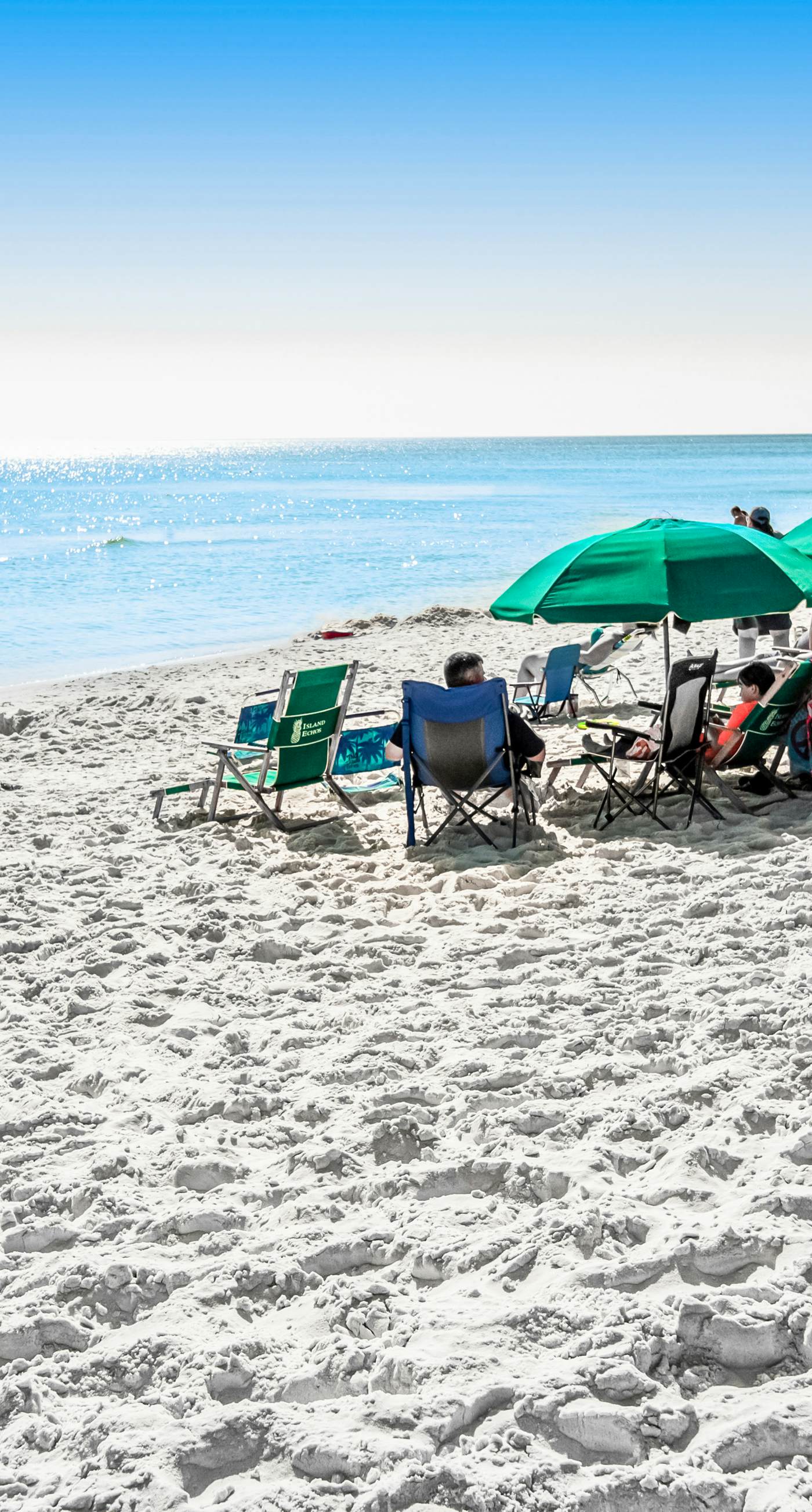 Island Echos 2L. Cozy Gulf-front condo with 2 beach chairs - short distance to entertainment