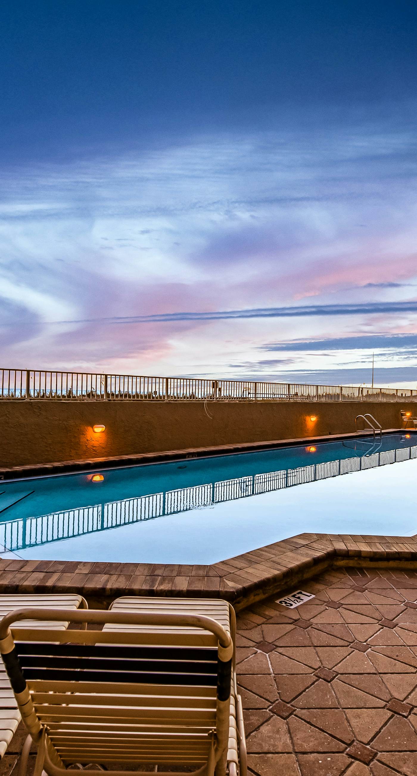 Island Echos 2L. Cozy Gulf-front condo with 2 beach chairs - short distance to entertainment