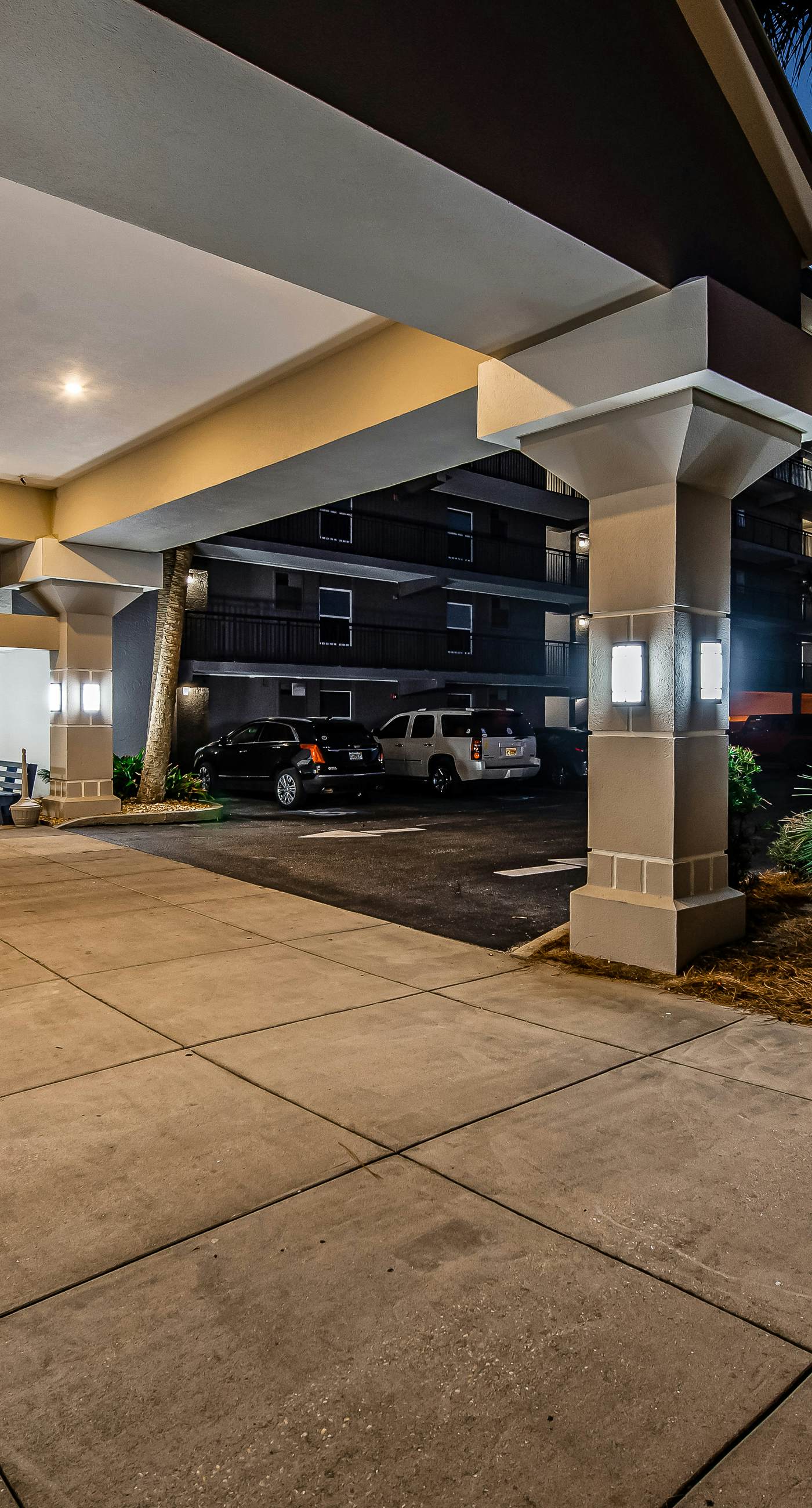 Island Echos 2L. Cozy Gulf-front condo with 2 beach chairs - short distance to entertainment