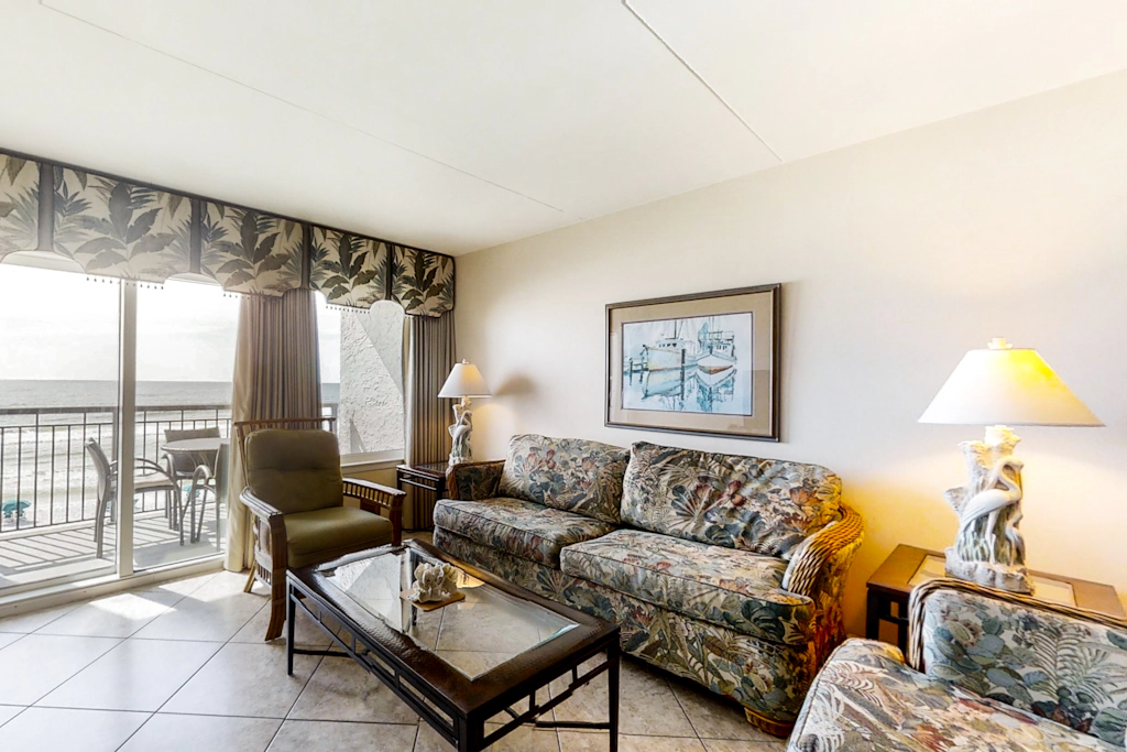 4th-floor, open, airy condo with Gulf Views- close to dining