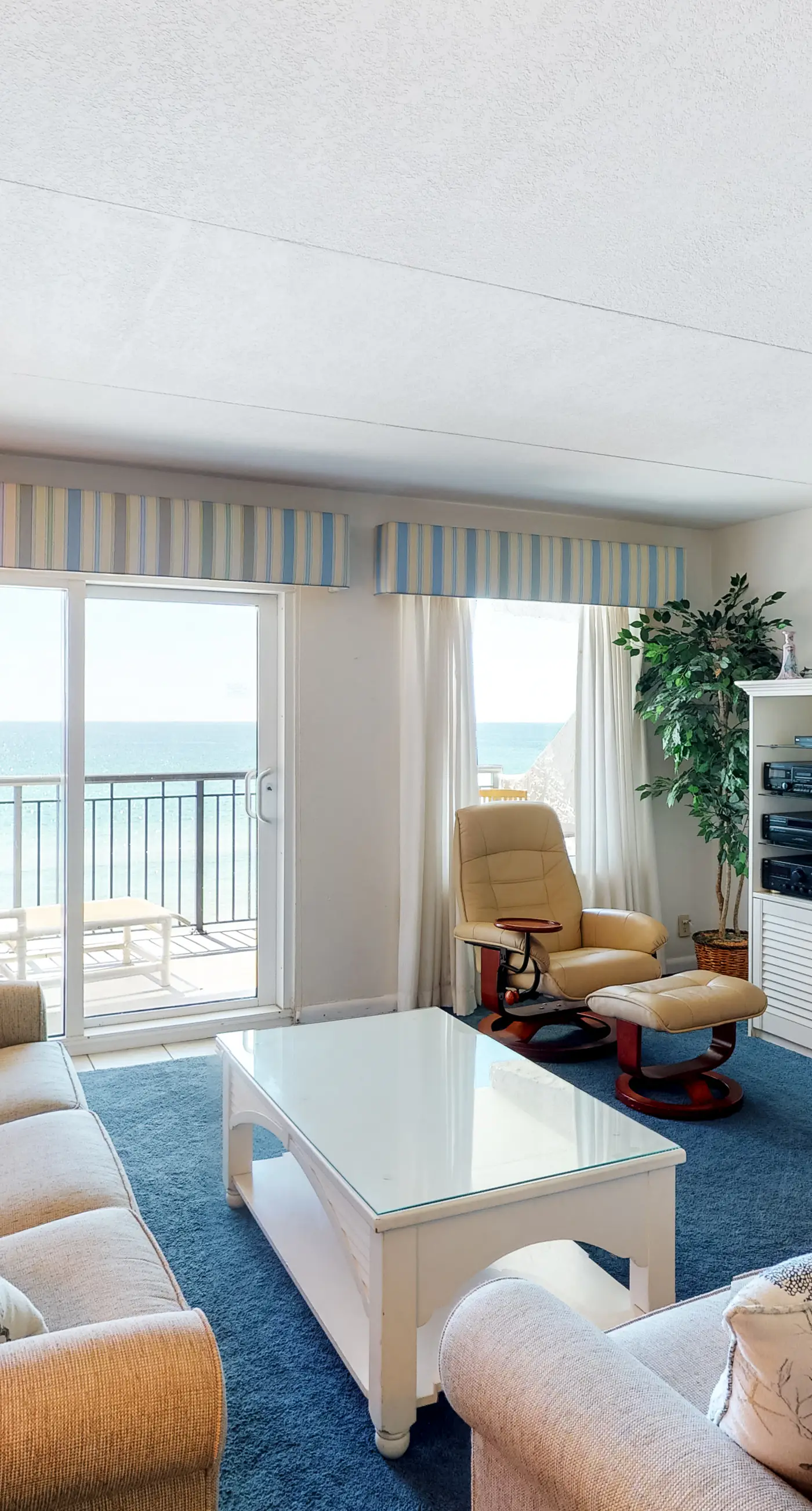 Island Echos 5D  Updated, bright condo with beach setup - minutes from entertainment