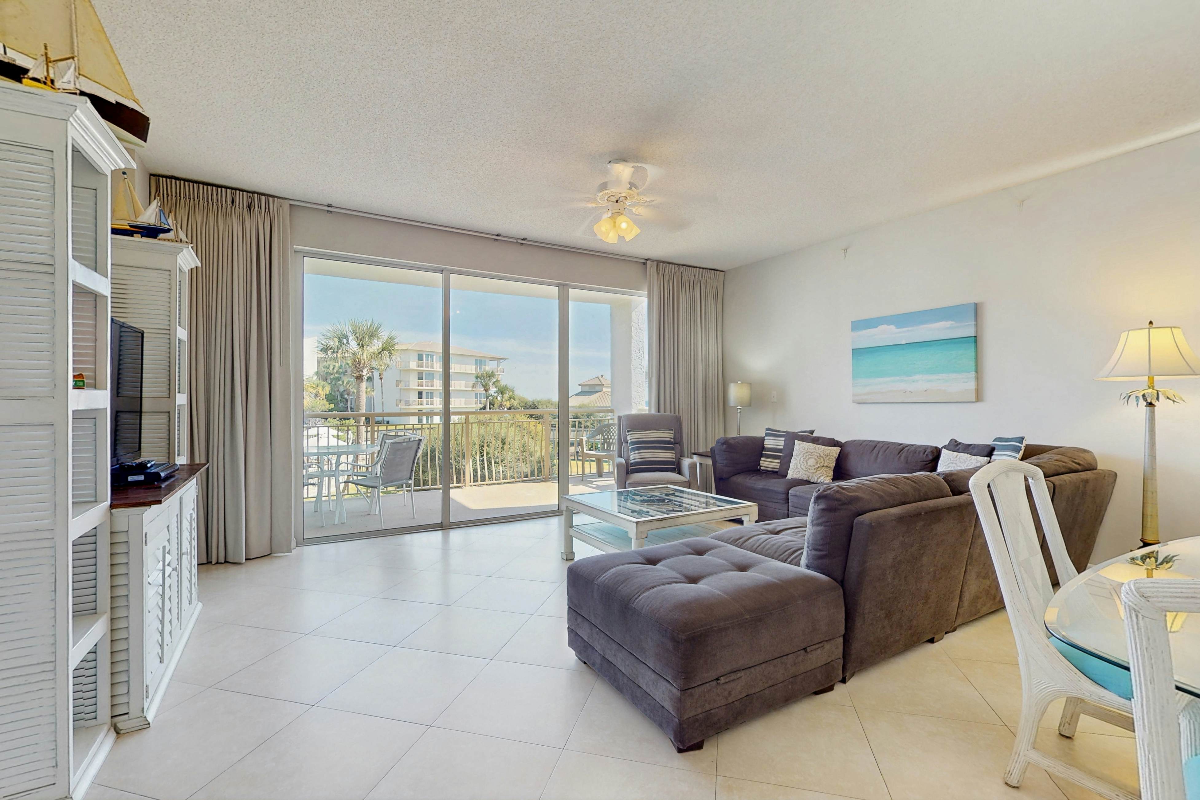 Gorgeous condo with lagoon pool, hot tub, beach access & pickleball court