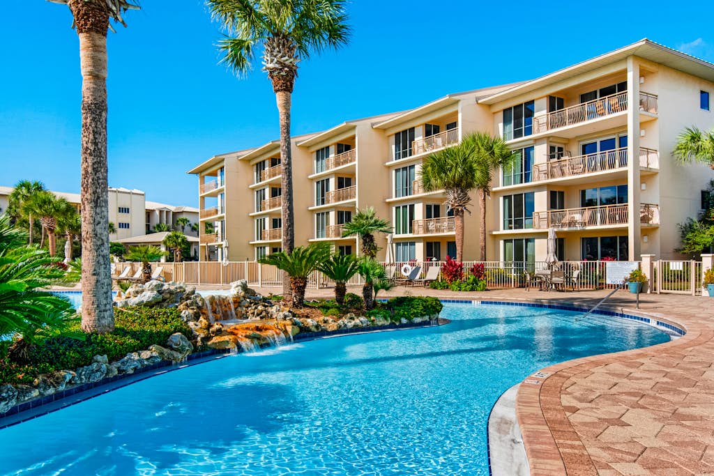 Gorgeous condo with lagoon pool, hot tub, beach access & pickleball court