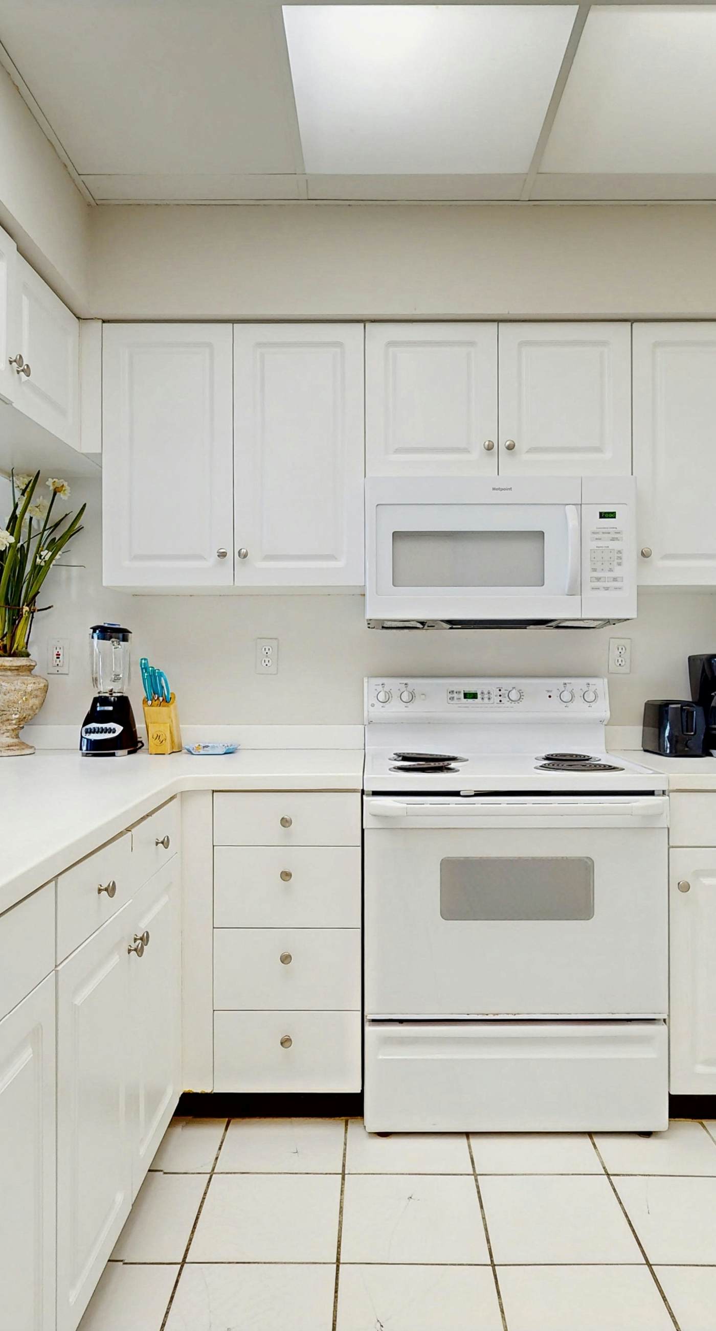 Gorgeous condo with lagoon pool, hot tub, beach access & pickleball court