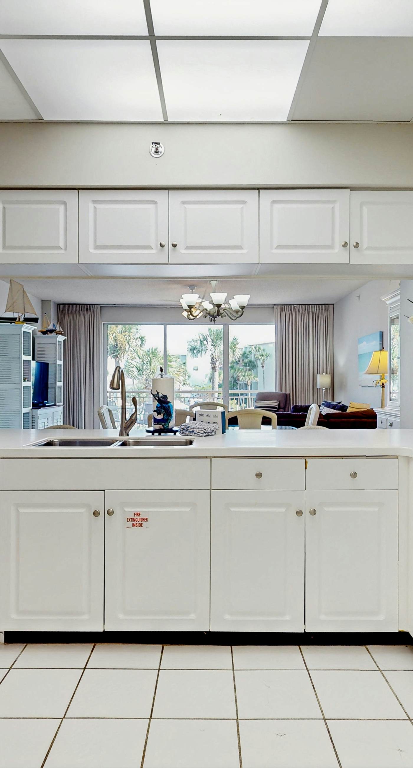 Gorgeous condo with lagoon pool, hot tub, beach access & pickleball court