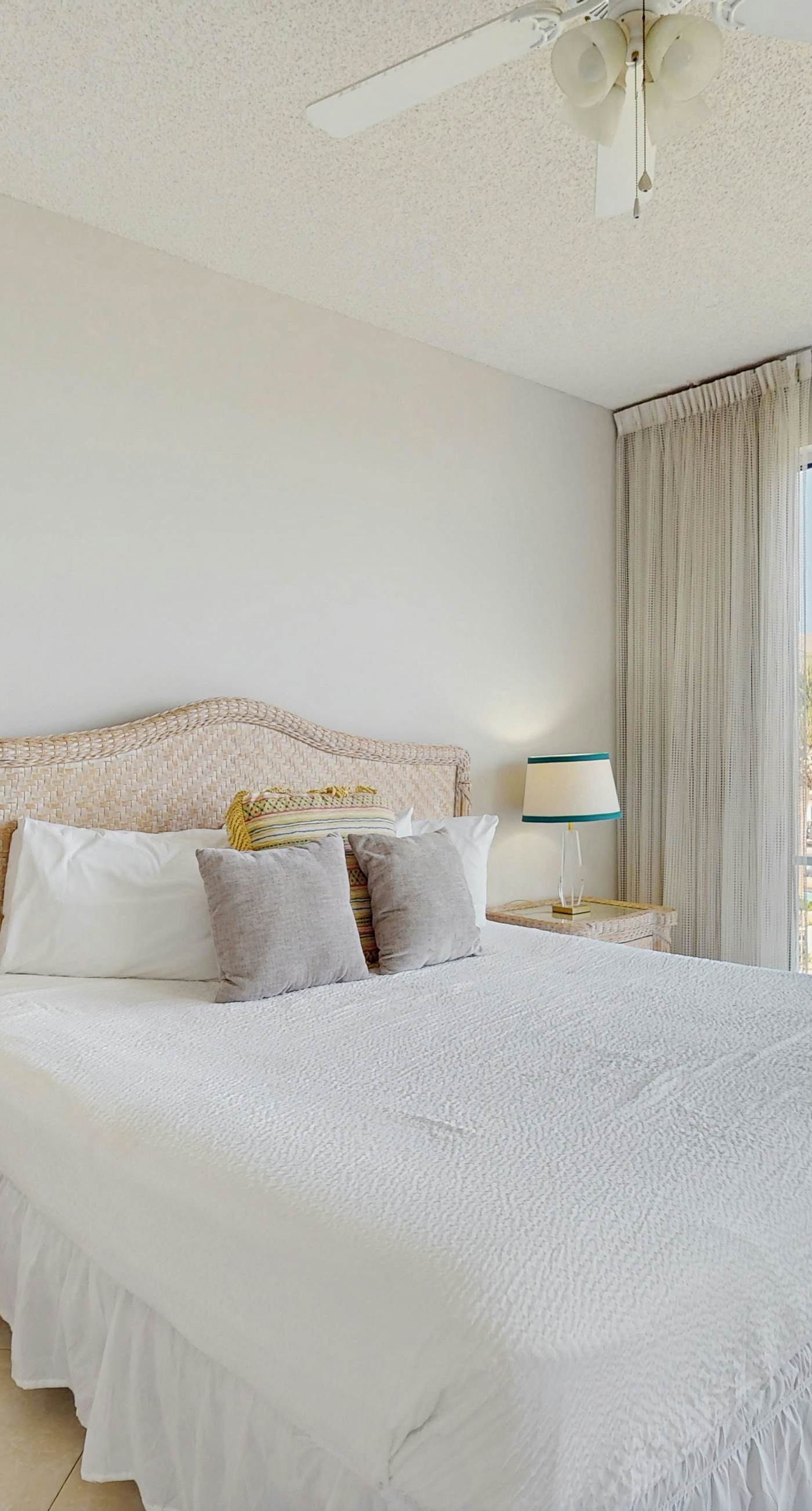 Gorgeous condo with lagoon pool, hot tub, beach access & pickleball court