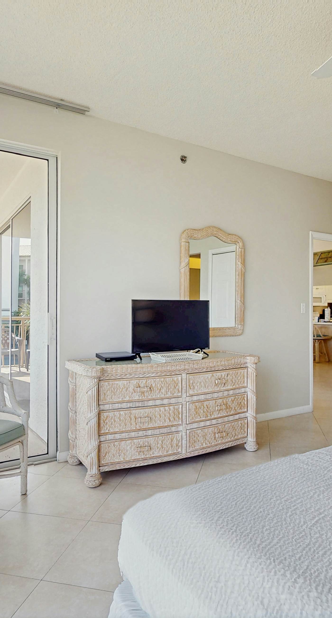 Gorgeous condo with lagoon pool, hot tub, beach access & pickleball court