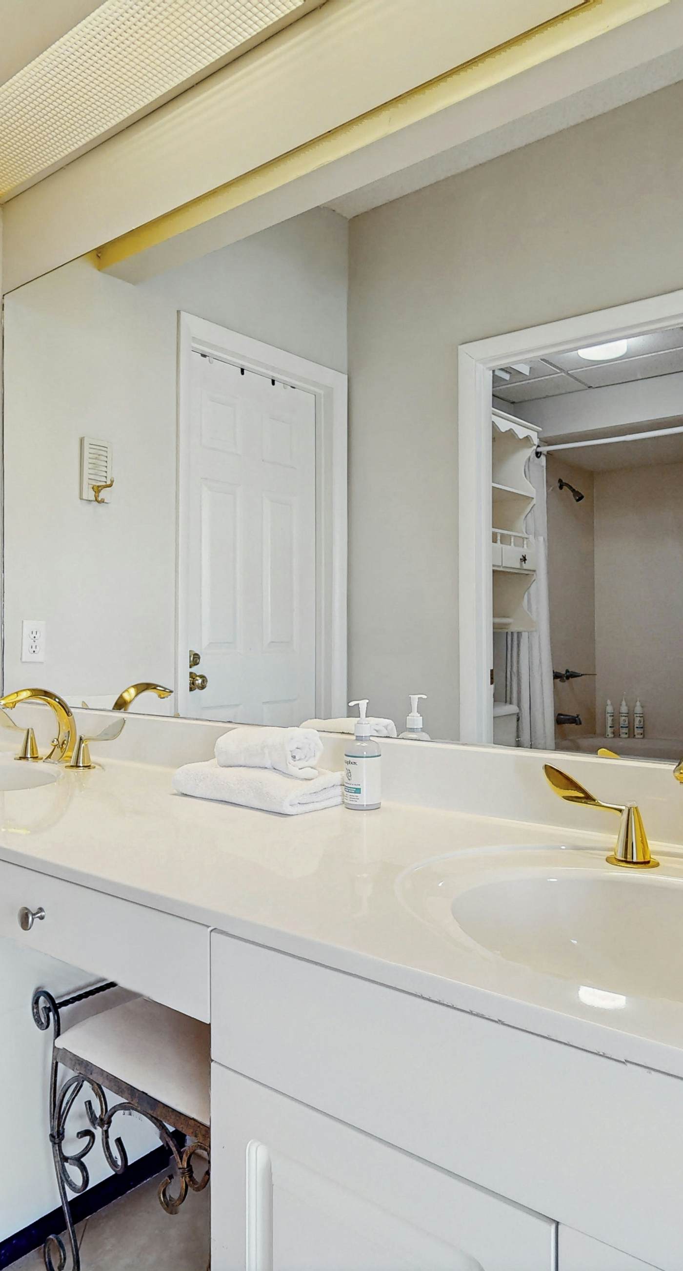 Gorgeous condo with lagoon pool, hot tub, beach access & pickleball court