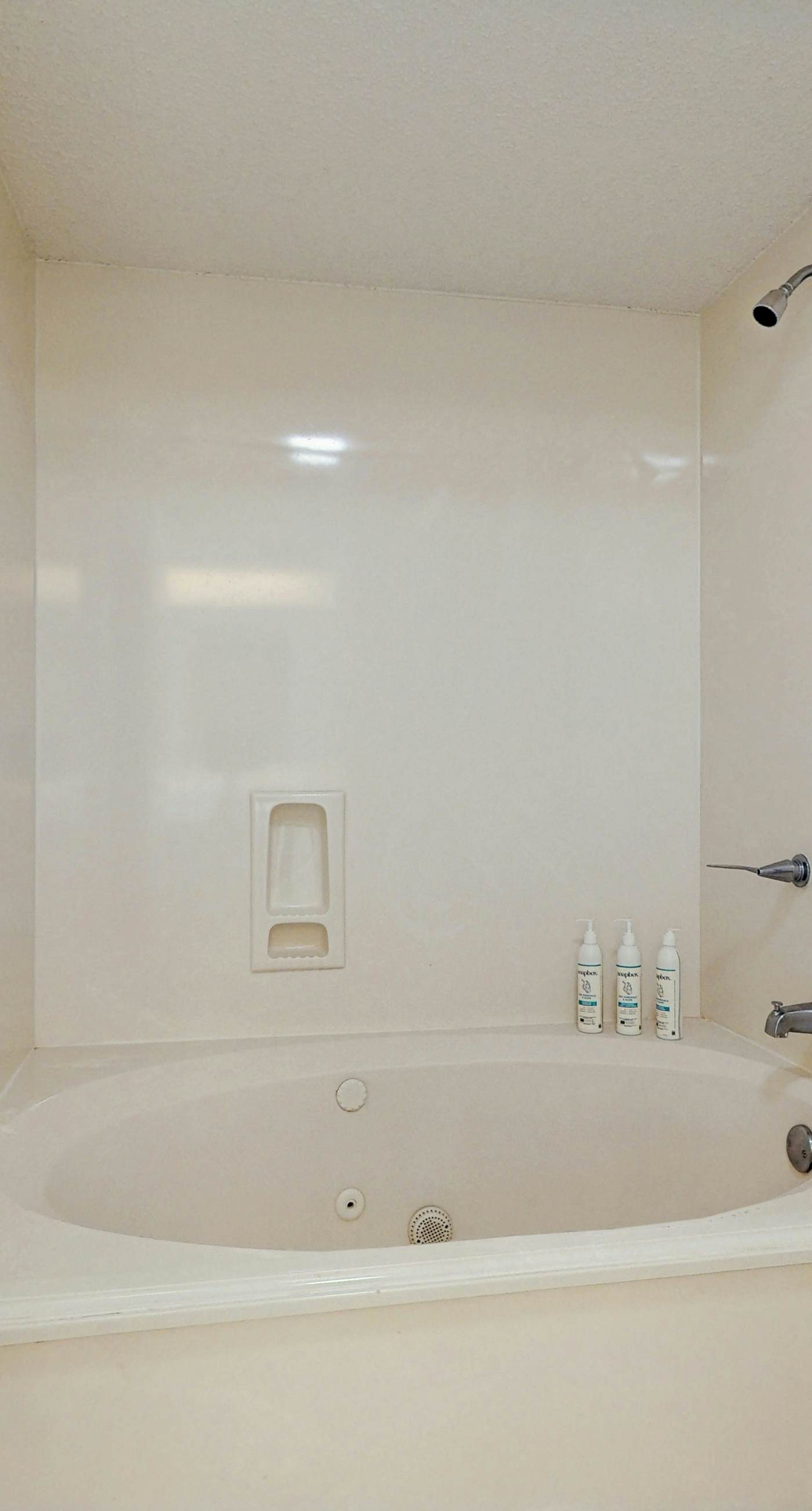 Gorgeous condo with lagoon pool, hot tub, beach access & pickleball court