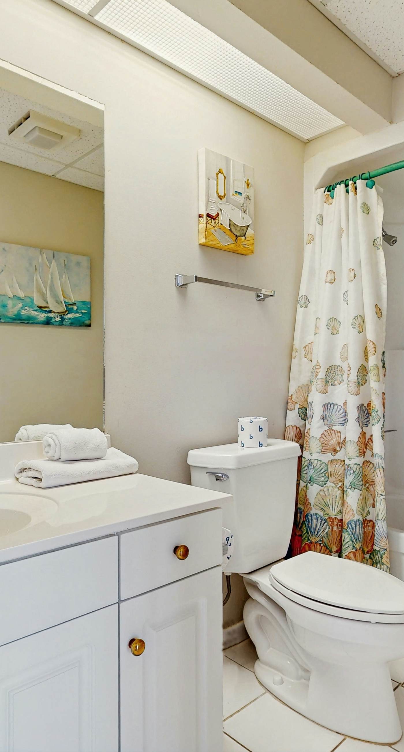 Gorgeous condo with lagoon pool, hot tub, beach access & pickleball court