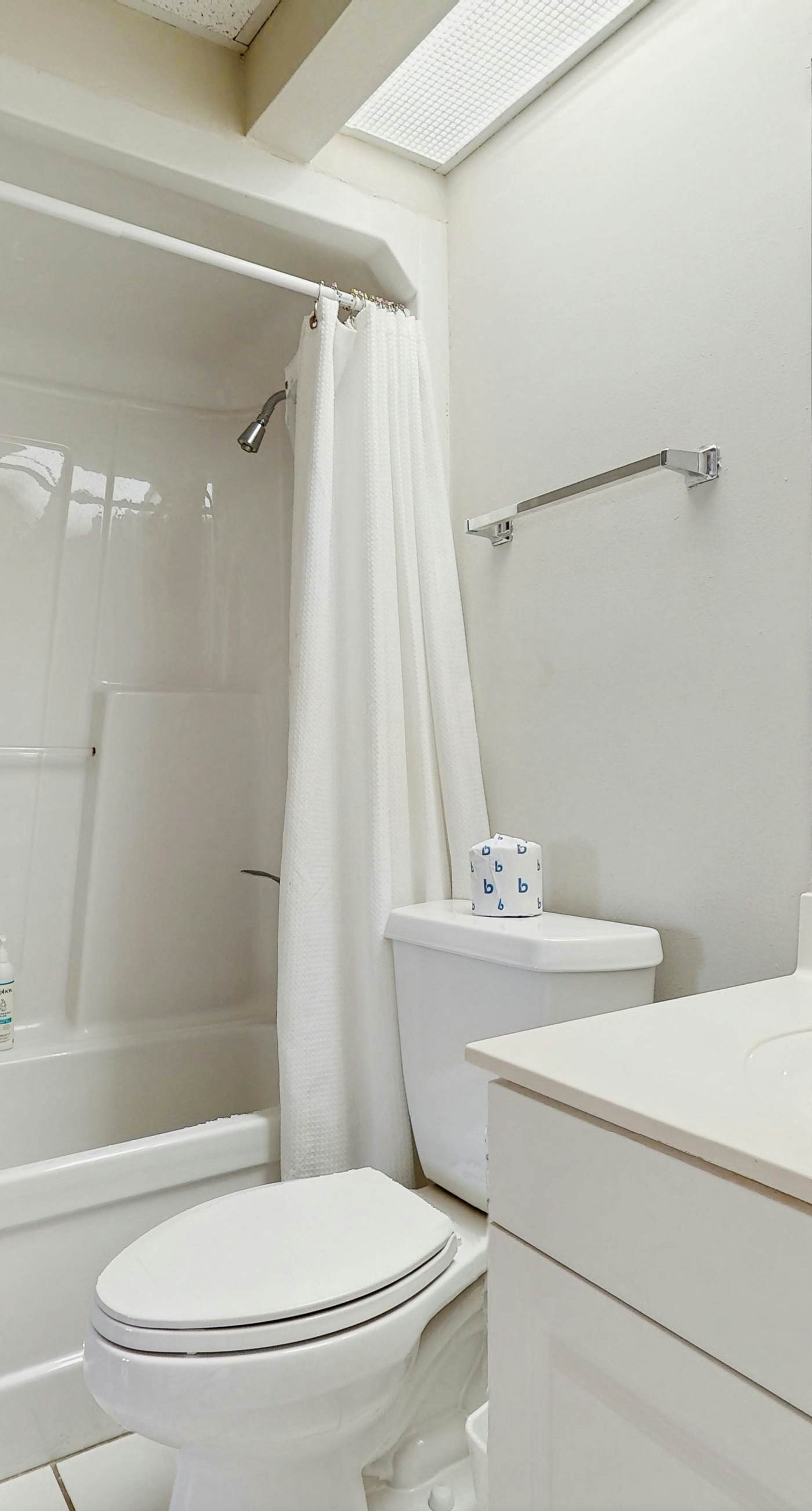 Gorgeous condo with lagoon pool, hot tub, beach access & pickleball court