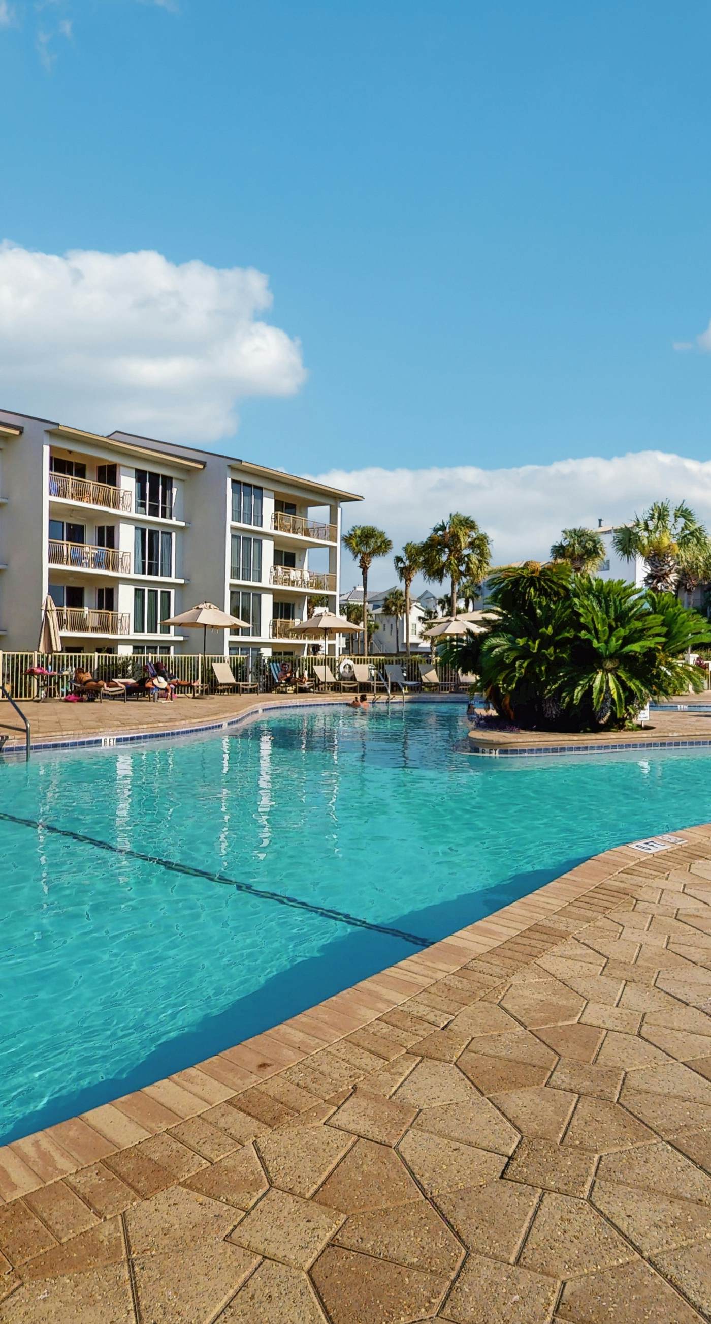 Gorgeous condo with lagoon pool, hot tub, beach access & pickleball court