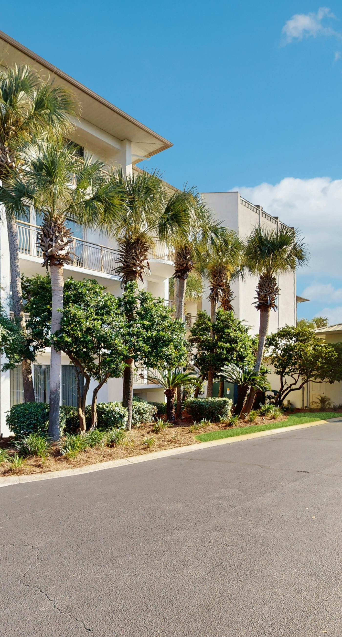 Gorgeous condo with lagoon pool, hot tub, beach access & pickleball court