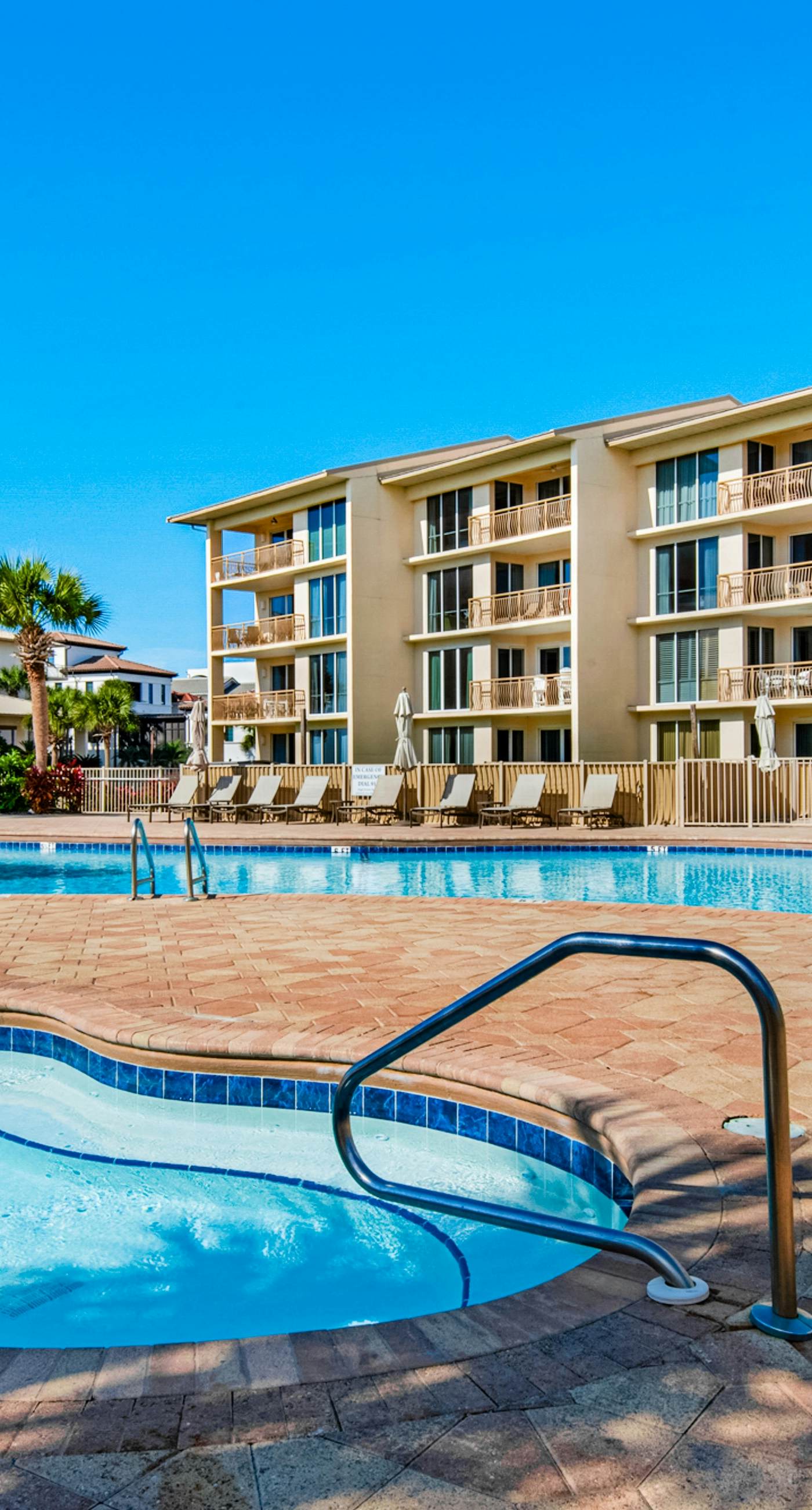 Gorgeous condo with lagoon pool, hot tub, beach access & pickleball court