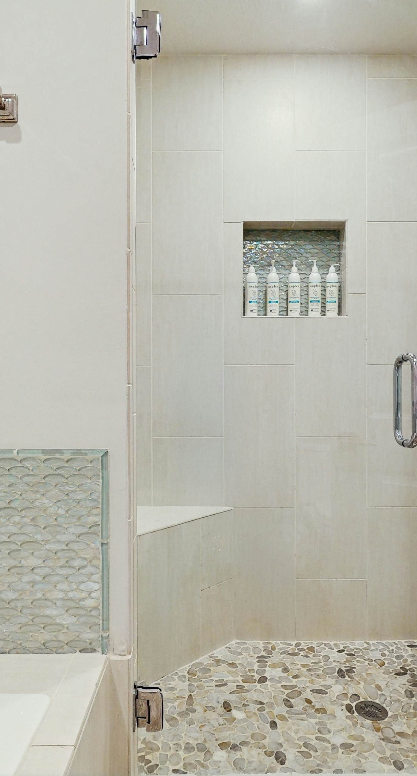 Oceanfront resort condo with balcony, lagoon pool, hot tub, Gulf view & pickleball