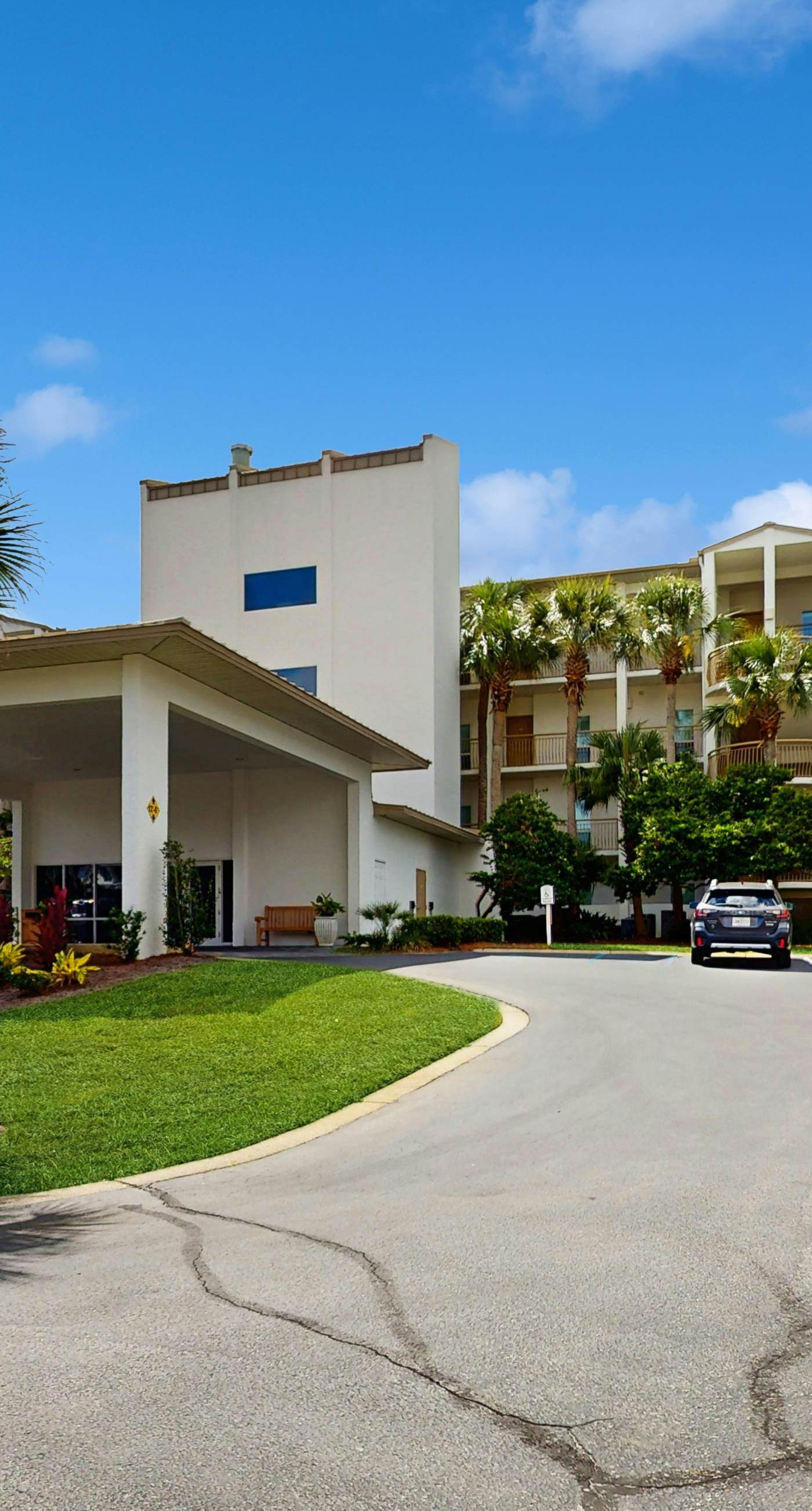 Oceanfront resort condo with balcony, lagoon pool, hot tub, Gulf view & pickleball