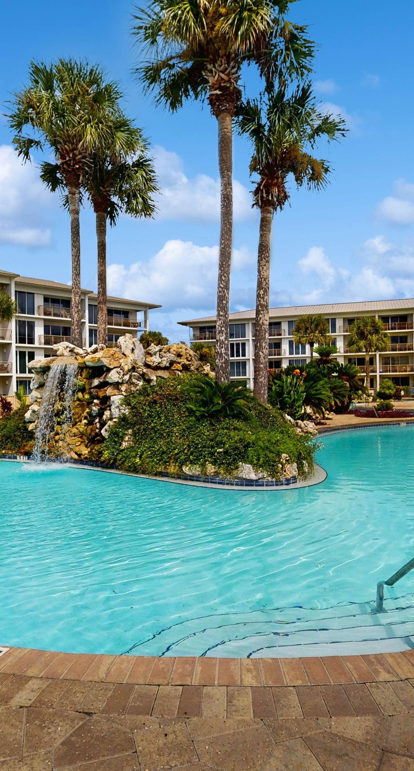 Oceanfront resort condo with balcony, lagoon pool, hot tub, Gulf view & pickleball