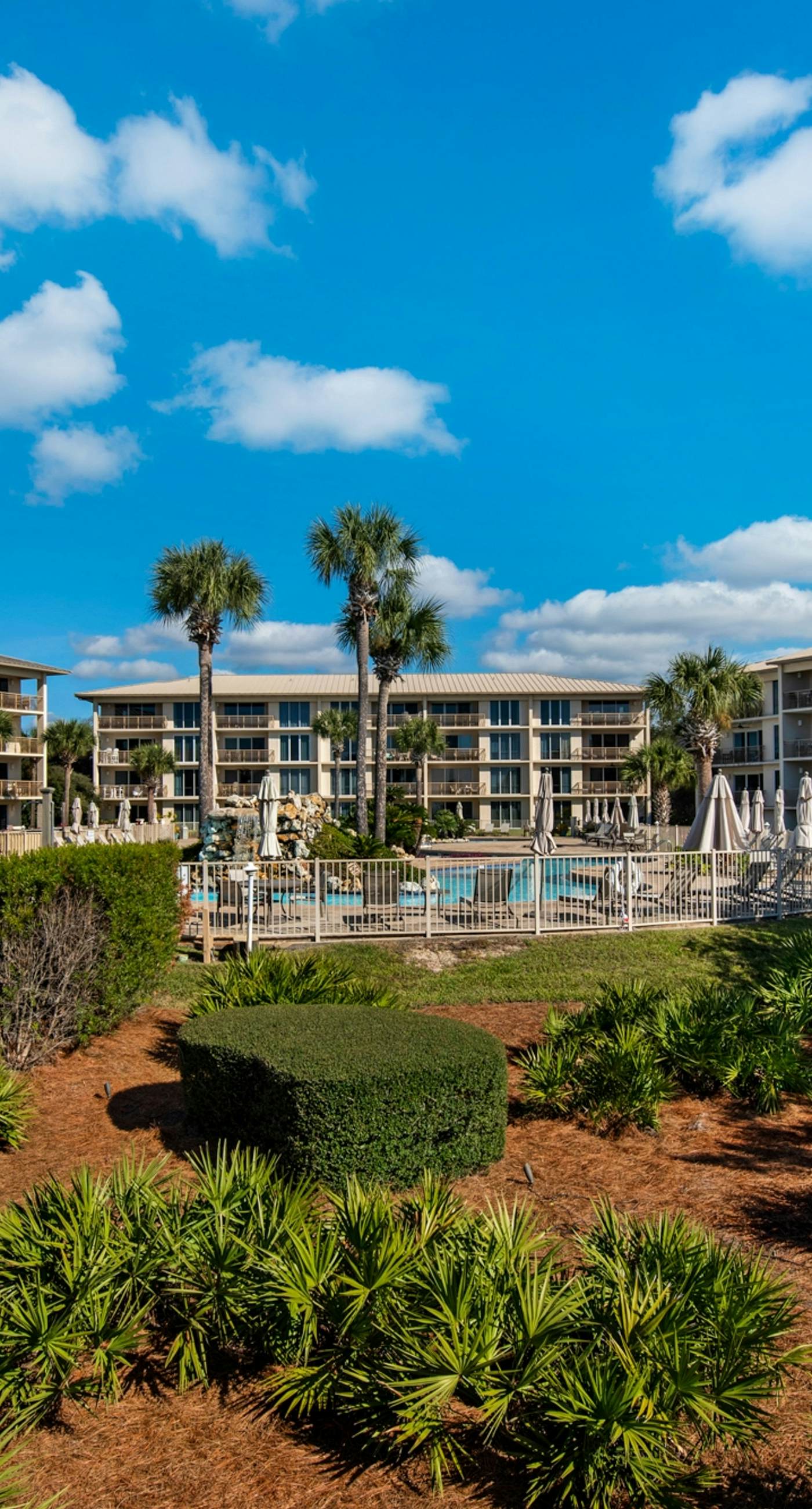Oceanfront resort condo with balcony, lagoon pool, hot tub, Gulf view & pickleball