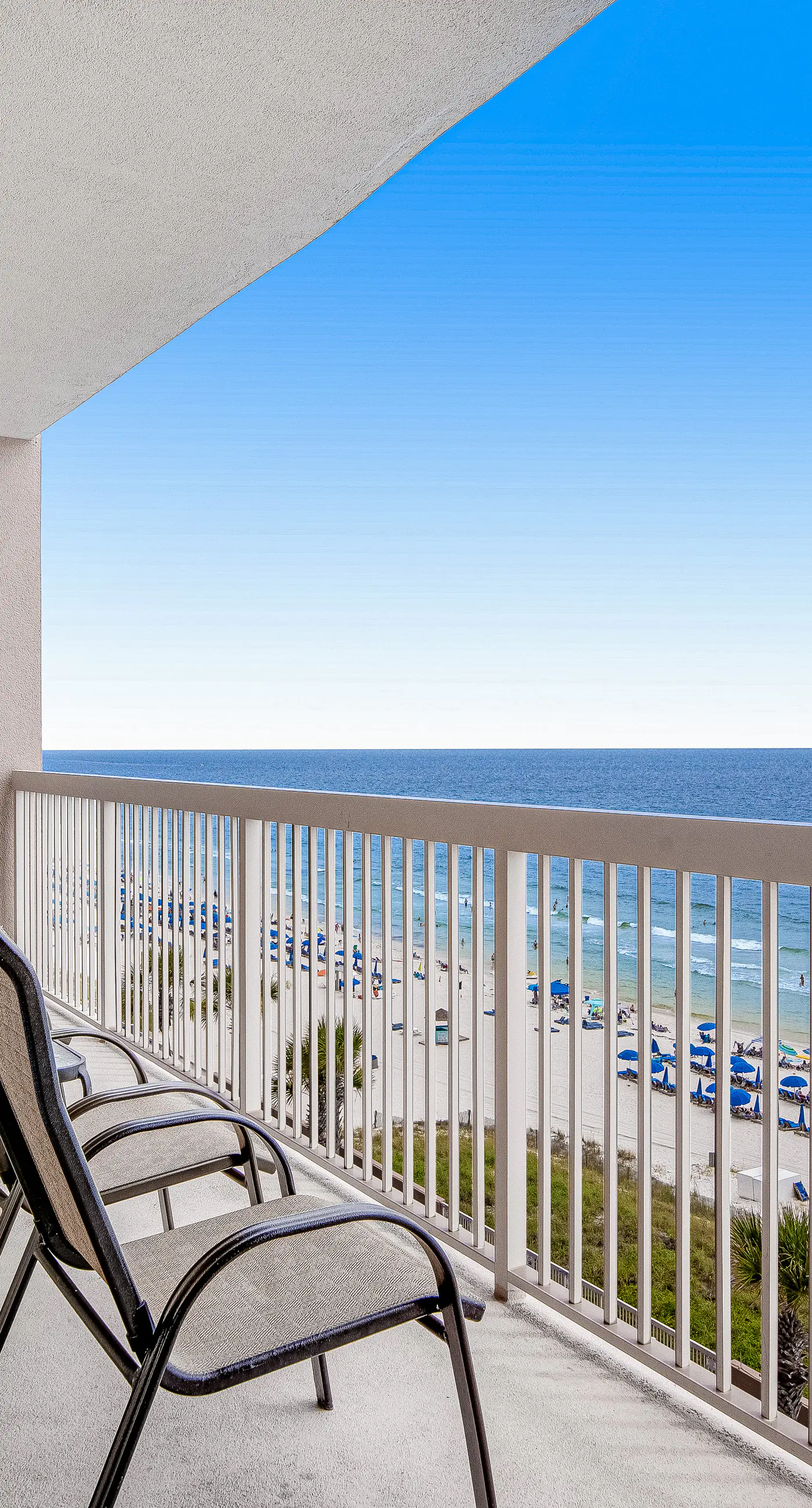 Inviting ninth-floor condo with upscale décor, Gulf-front views & pools
