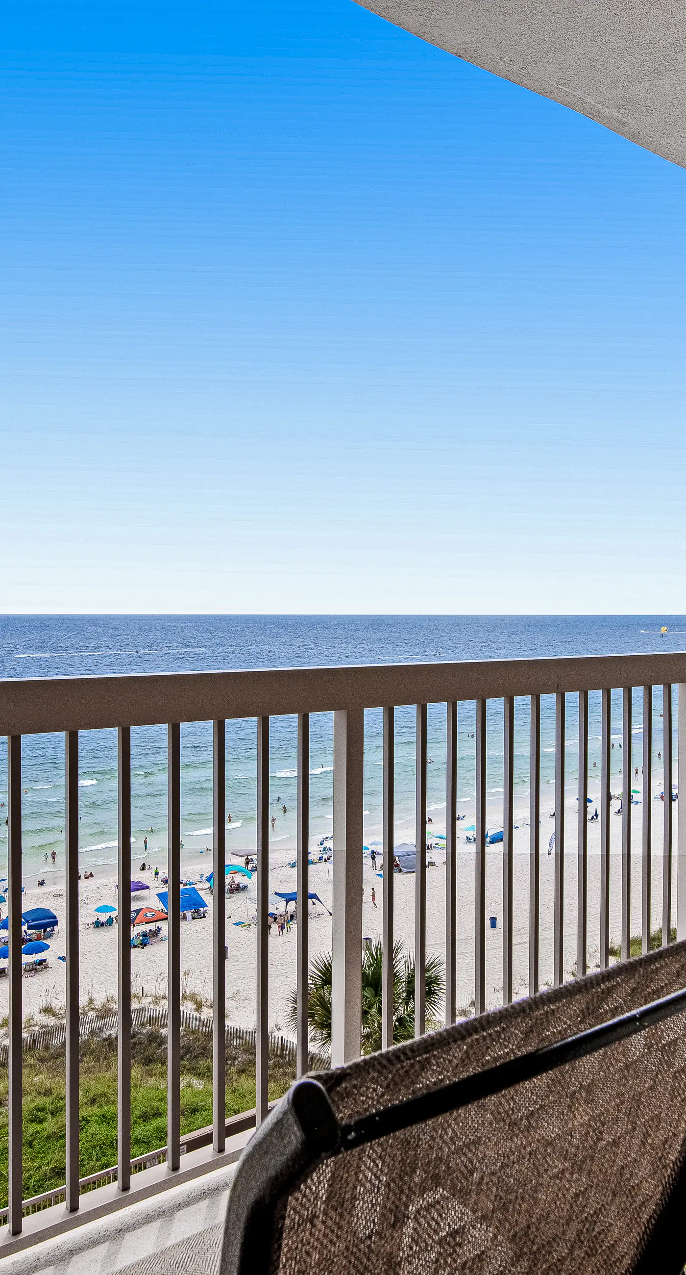 Inviting ninth-floor condo with upscale décor, Gulf-front views & pools
