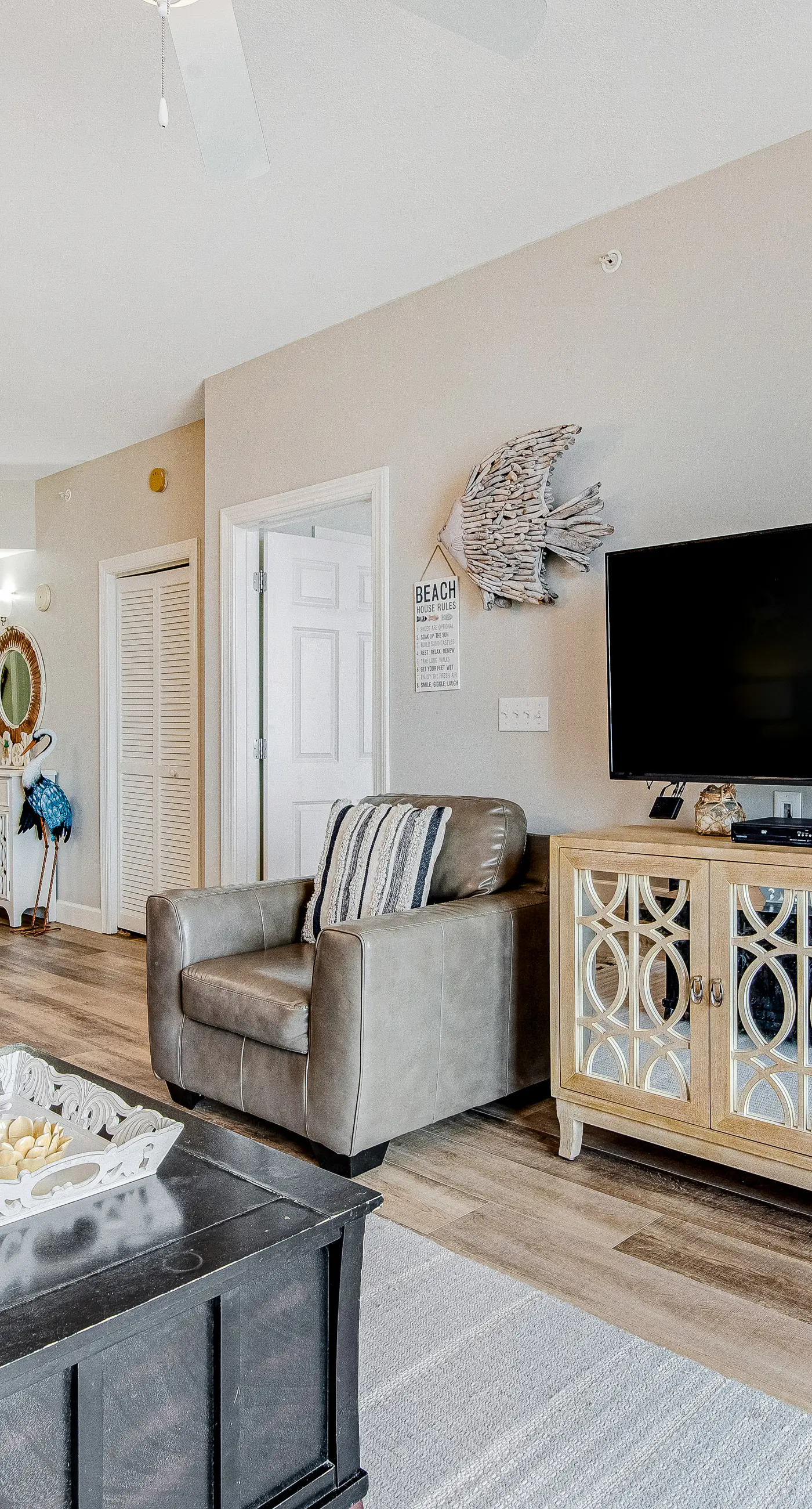 Inviting ninth-floor condo with upscale décor, Gulf-front views & pools