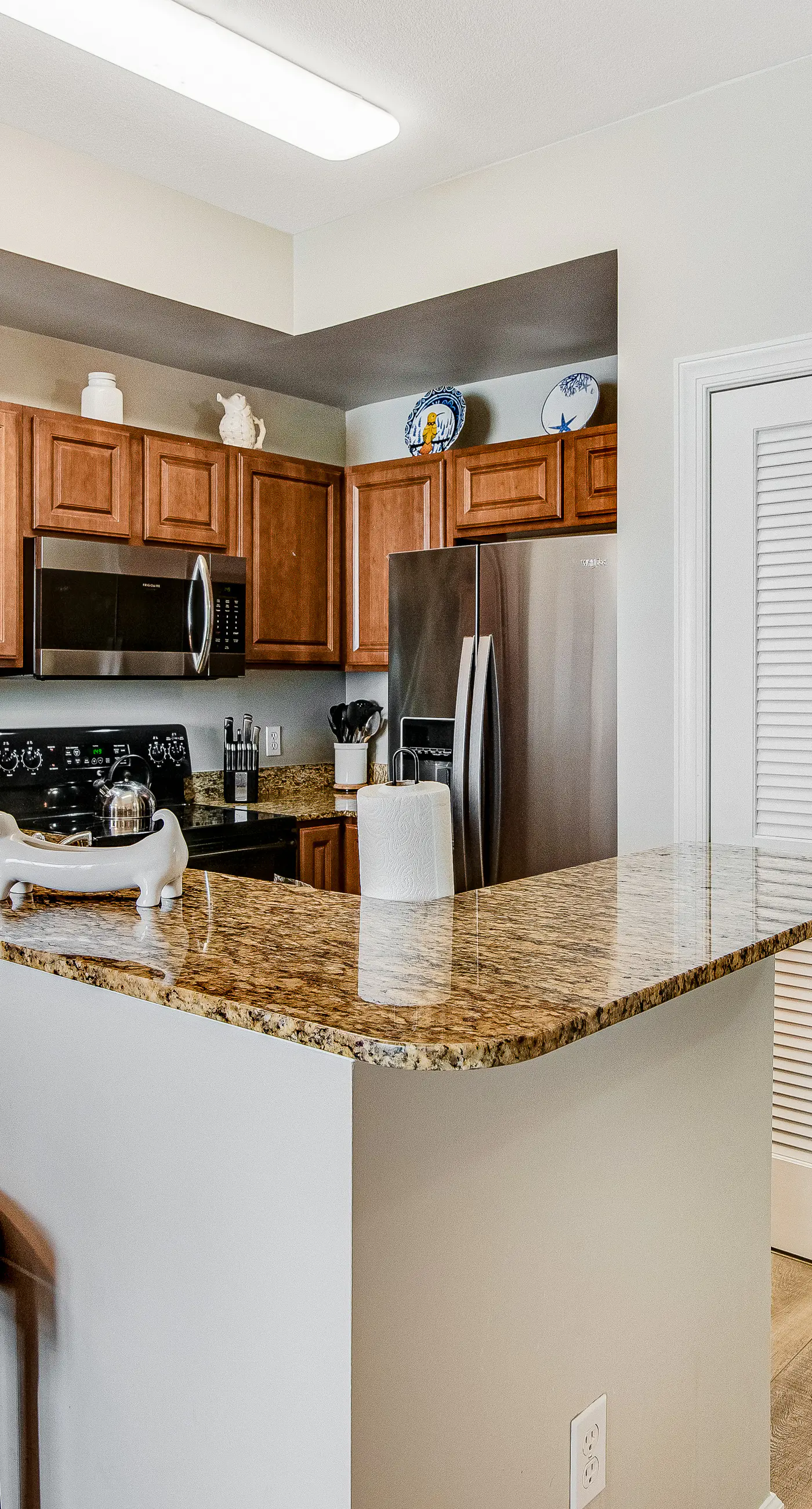Inviting ninth-floor condo with upscale décor, Gulf-front views & pools